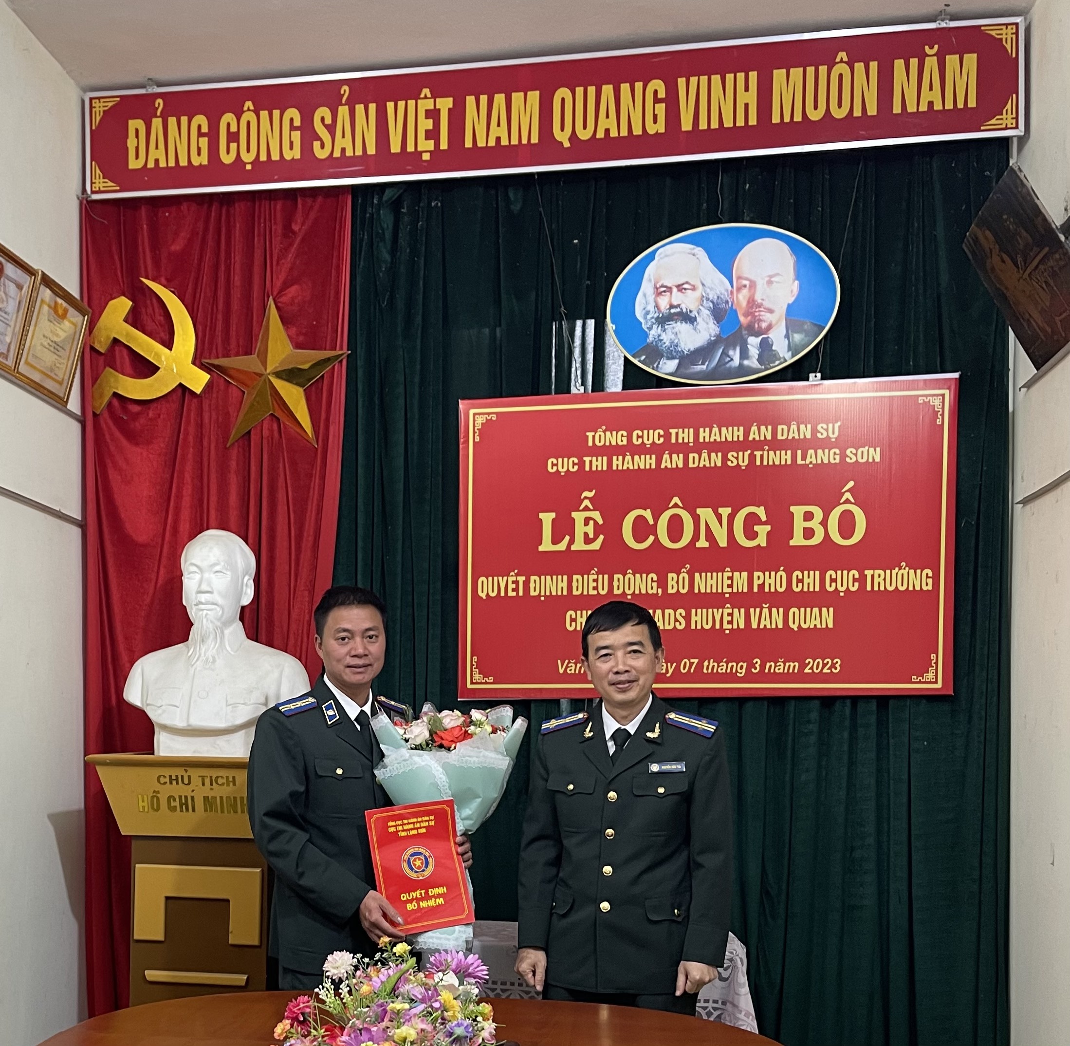 Công bố và trao quyết định về việc bổ nhiệm cán bộ lãnh đạo của Chi cục Thi hành án dân sự huyện Văn Quan