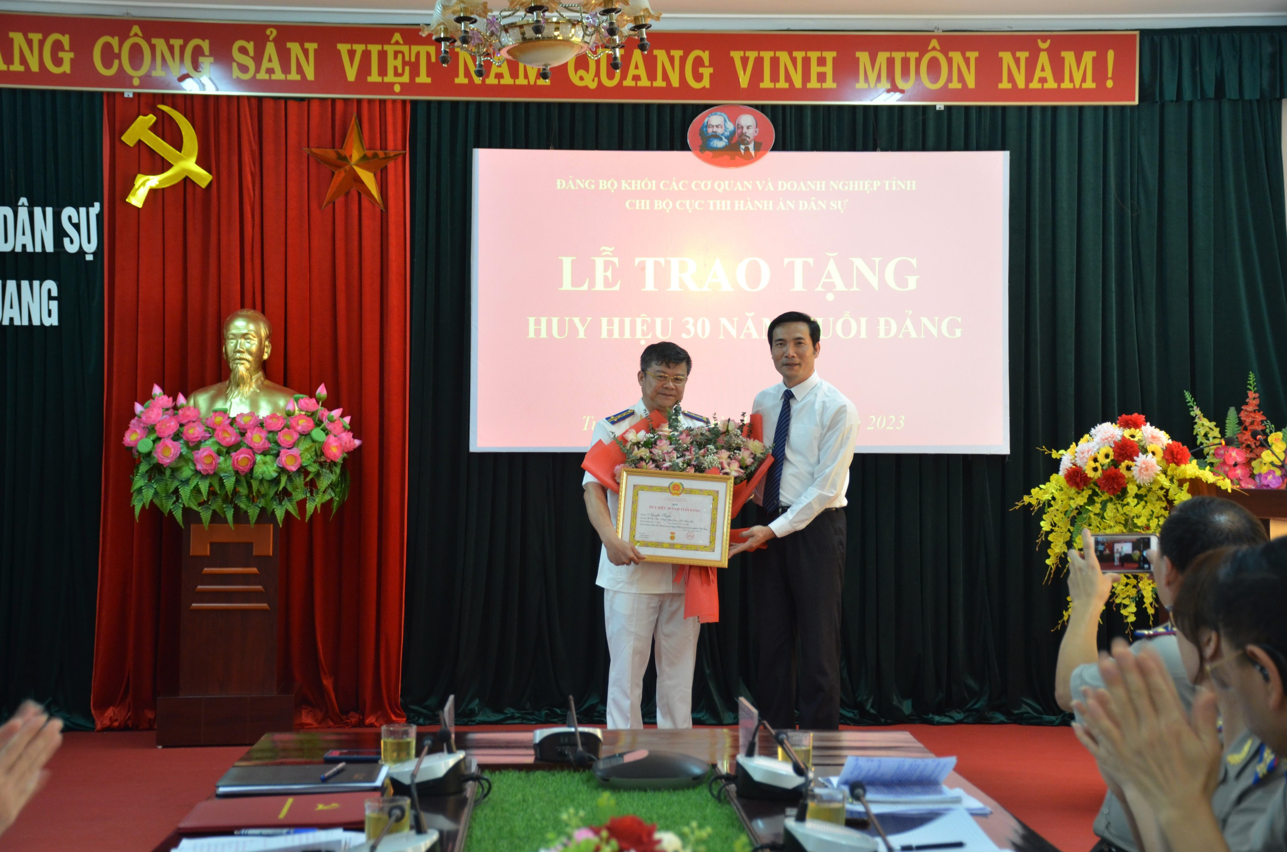 Chi bộ Cục Thi hành án dân sự tổ chức Lễ trao tặng Huy hiệu 30 năm tuổi Đảng