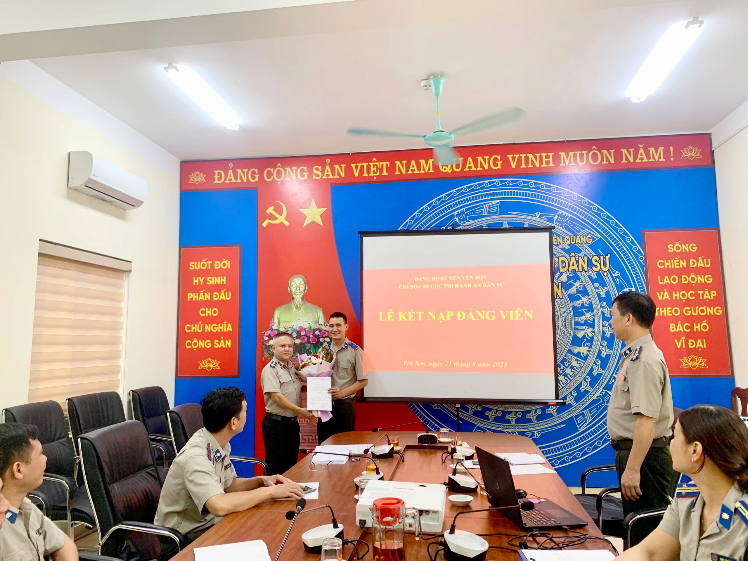 Chi bộ Chi cục Thi hành án dân sự huyện Yên Sơn tổ chức Lễ kết nạp cho đảng viên mới.