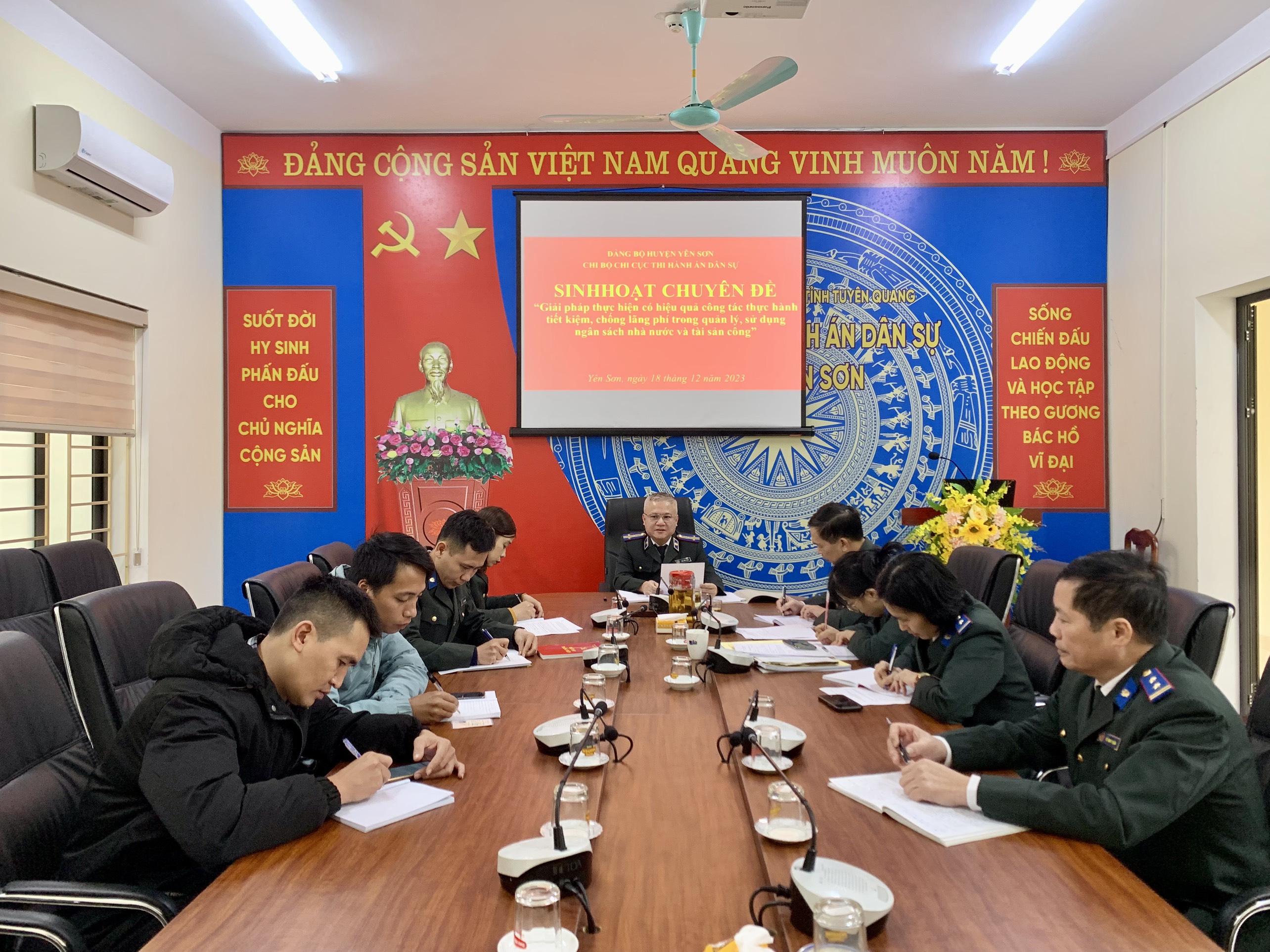 Chi bộ Chi cục THADS huyện Yên Sơn sinh hoạt chuyên đề “Giải pháp thực hiện có hiệu quả công tác thực hành tiết kiệm, chống lãng phí trong quản lý, sử dụng ngân sách nhà nước và tài sản công”