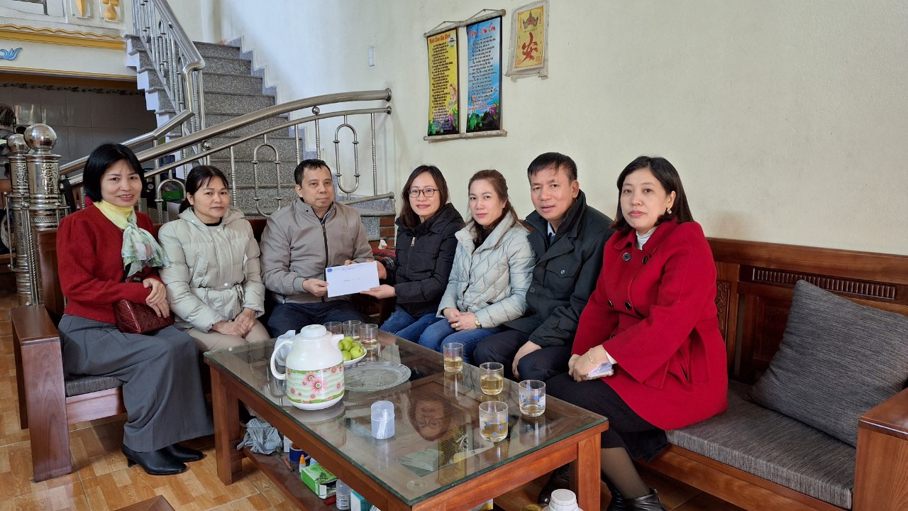 Công đoàn cơ sở Cục THADS thăm và tặng quà Tết cho các hộ gia đình có hoàn cảnh khó khăn, ốm đau, bệnh tật.