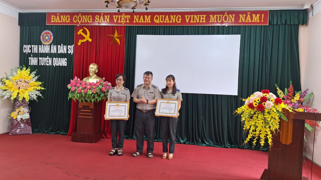 Trao tặng Giấy khen cho các cá nhân có thành tích tiêu biểu trong học tập và làm theo tư tưởng, đạo đức, phong cách Hồ Chí Minh năm 2024