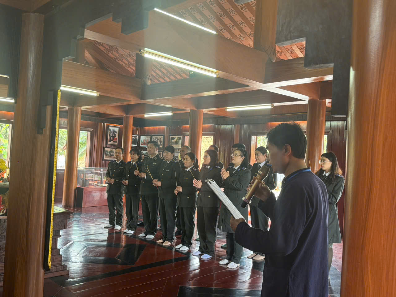 Dâng hương tại Nhà lưu niệm đồng chí Hoàng Văn Thụ