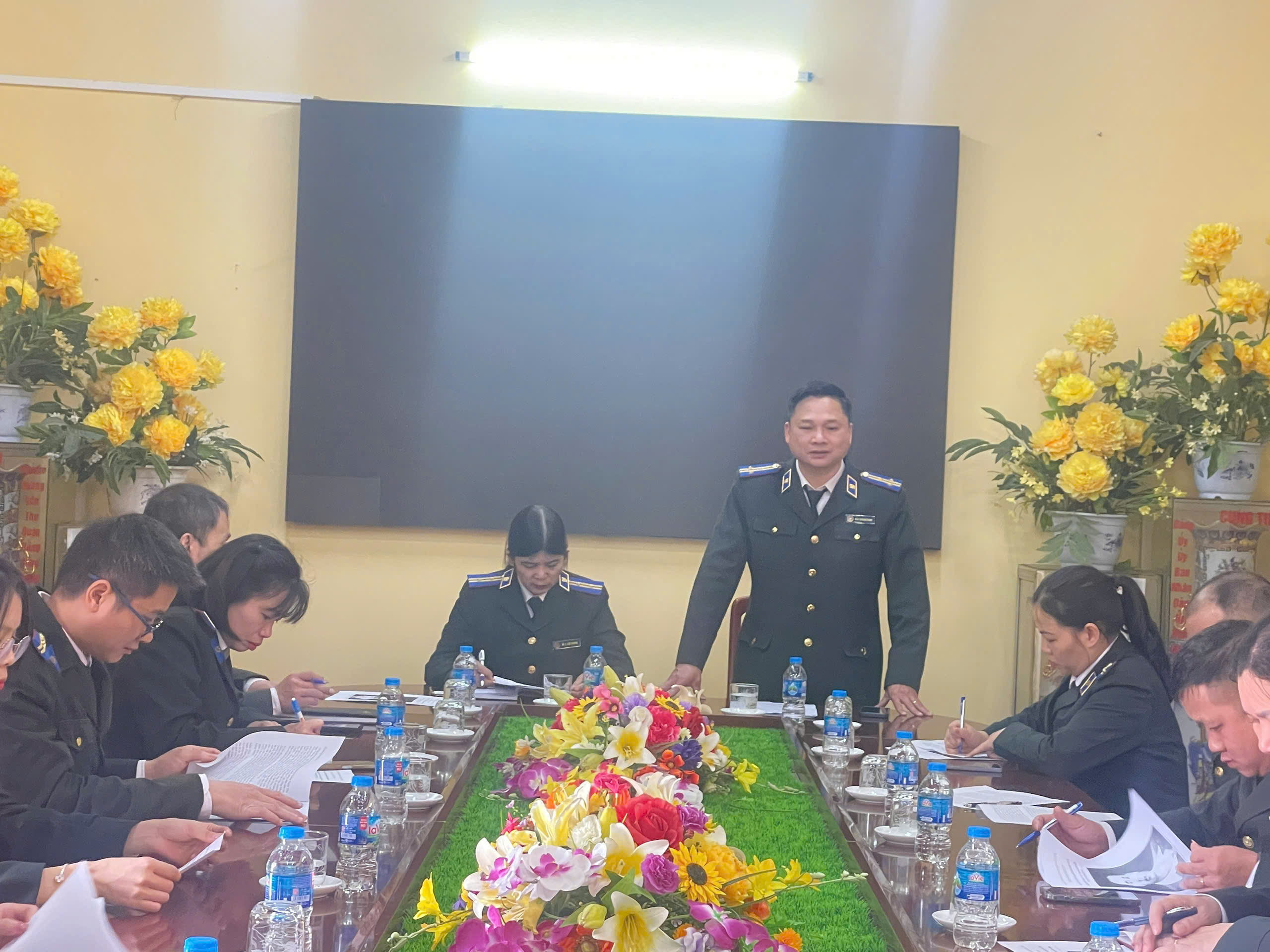 Đồng chí Đào Quang Thành – Bí thư chi bộ Chi cục THADS huyện Hữu Lũng triển khai nội dung sinh hoạt Chuyên đề