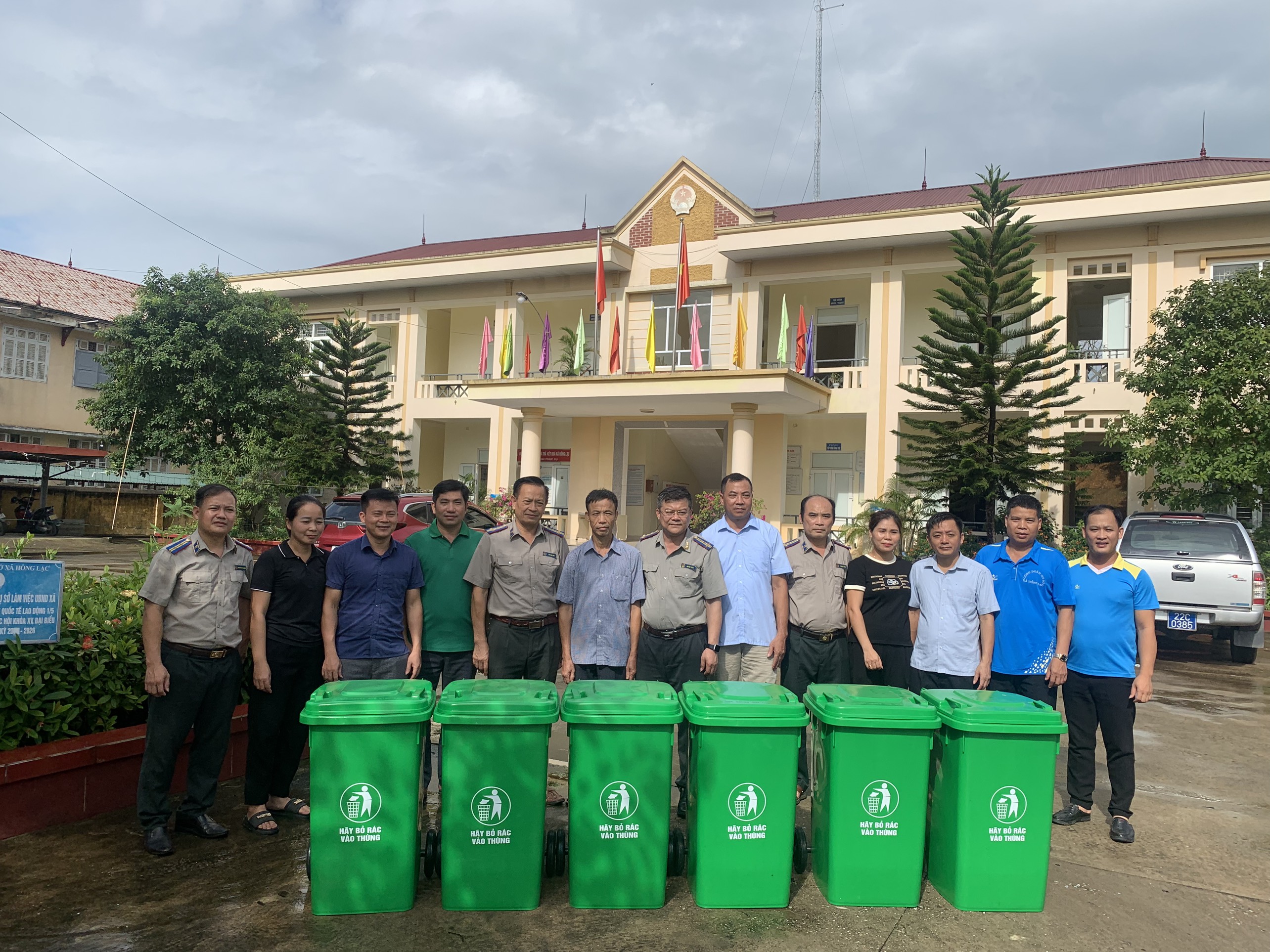 Trao tặng quà, hiện vật cho nhân dân xã Hồng Lạc, huyện Sơn Dương, tỉnh Tuyên Quang góp phần chỉ tiêu xây dựng nông thôn mới.