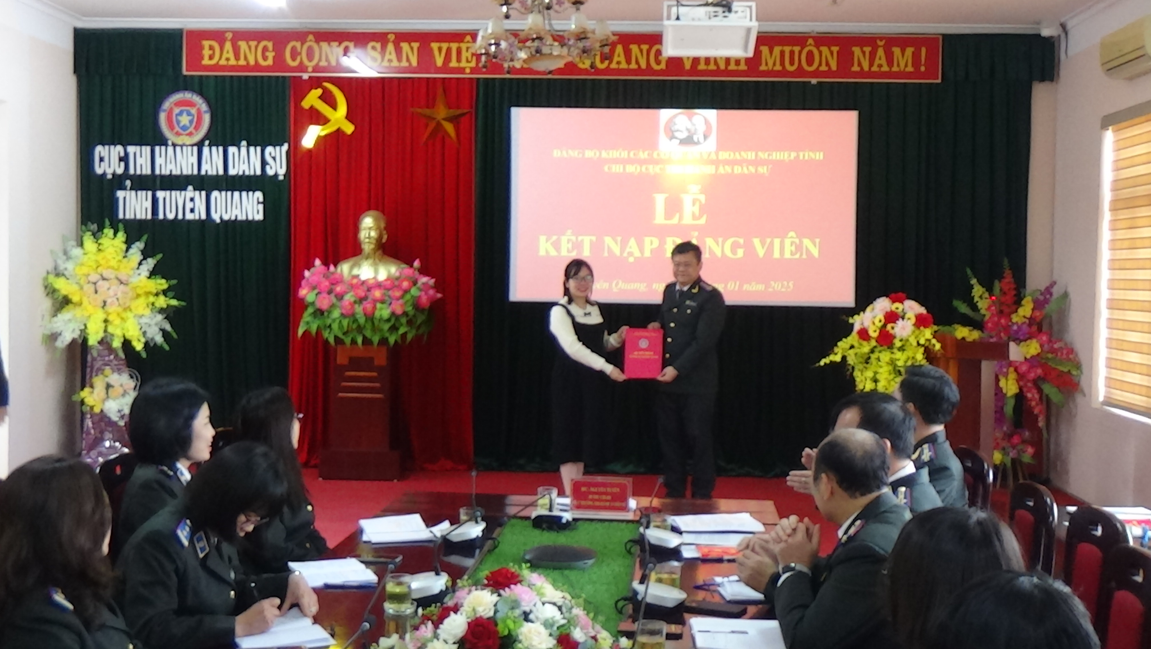 Chi bộ Cục Thi hành án dân sự tỉnh Tuyên Quang tổ chức lễ kết nạp đảng viên mới