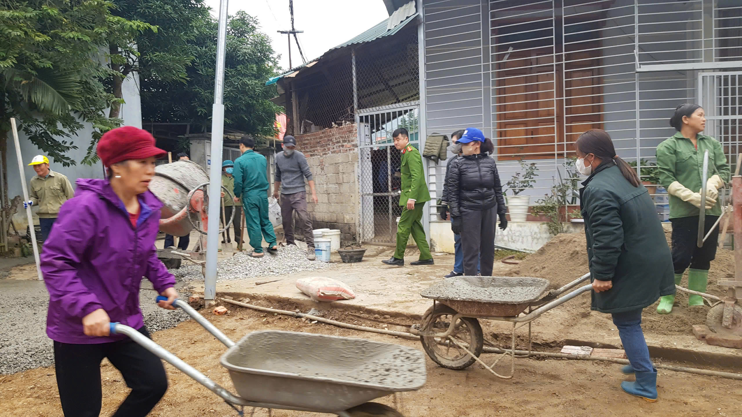 Công chức, người lao động Chi cục THADS huyện Na Hang tham gia hoạt động tại cơ sở theo Đề án 02 của Ban Thường vụ Tỉnh uỷ