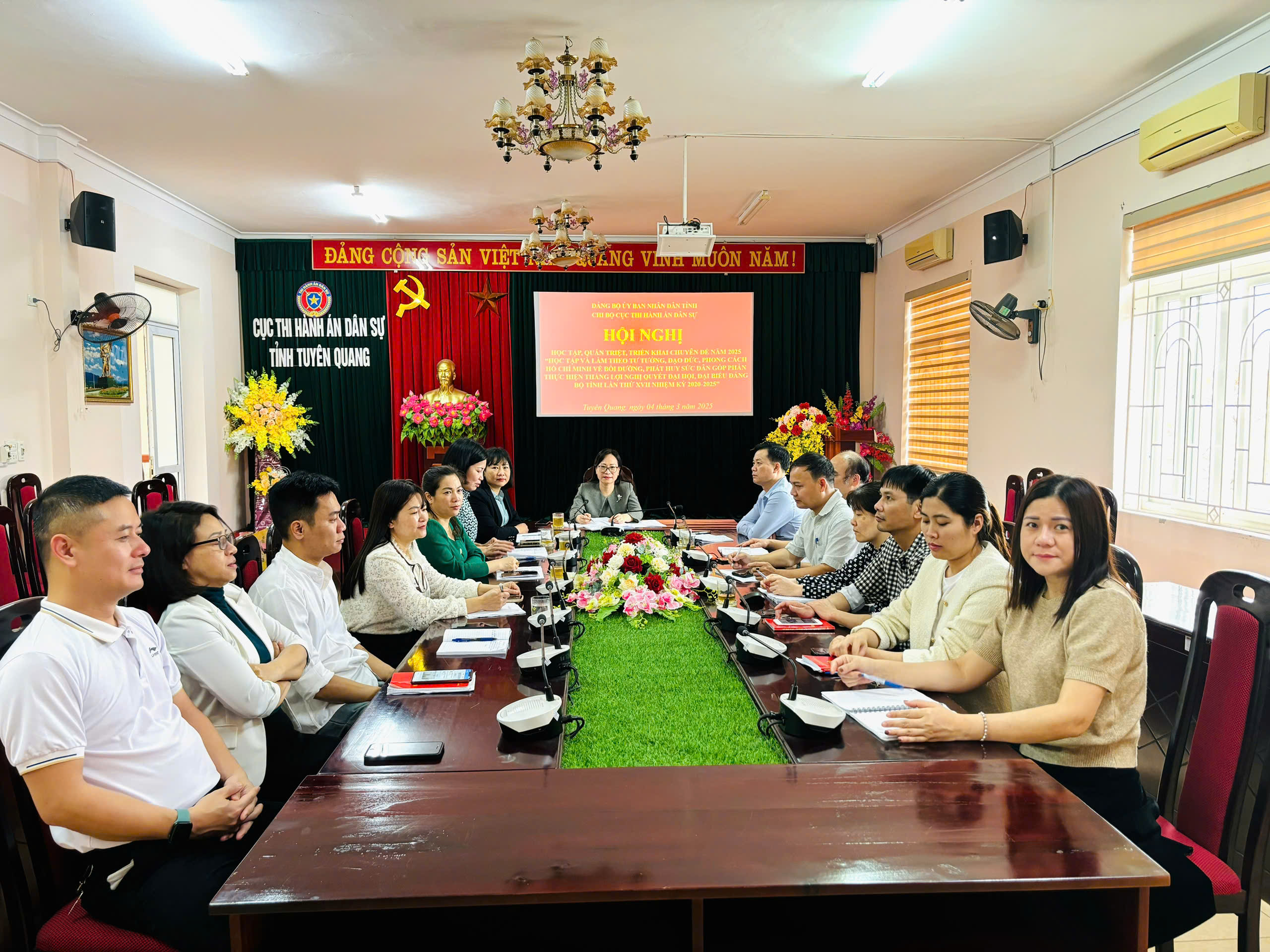 Chi bộ Cục Thi hành án dân sự tỉnh Tuyên Quang học tập chuyên đề về tư tưởng, đạo đức, phong cách Hồ Chí Minh năm 2025