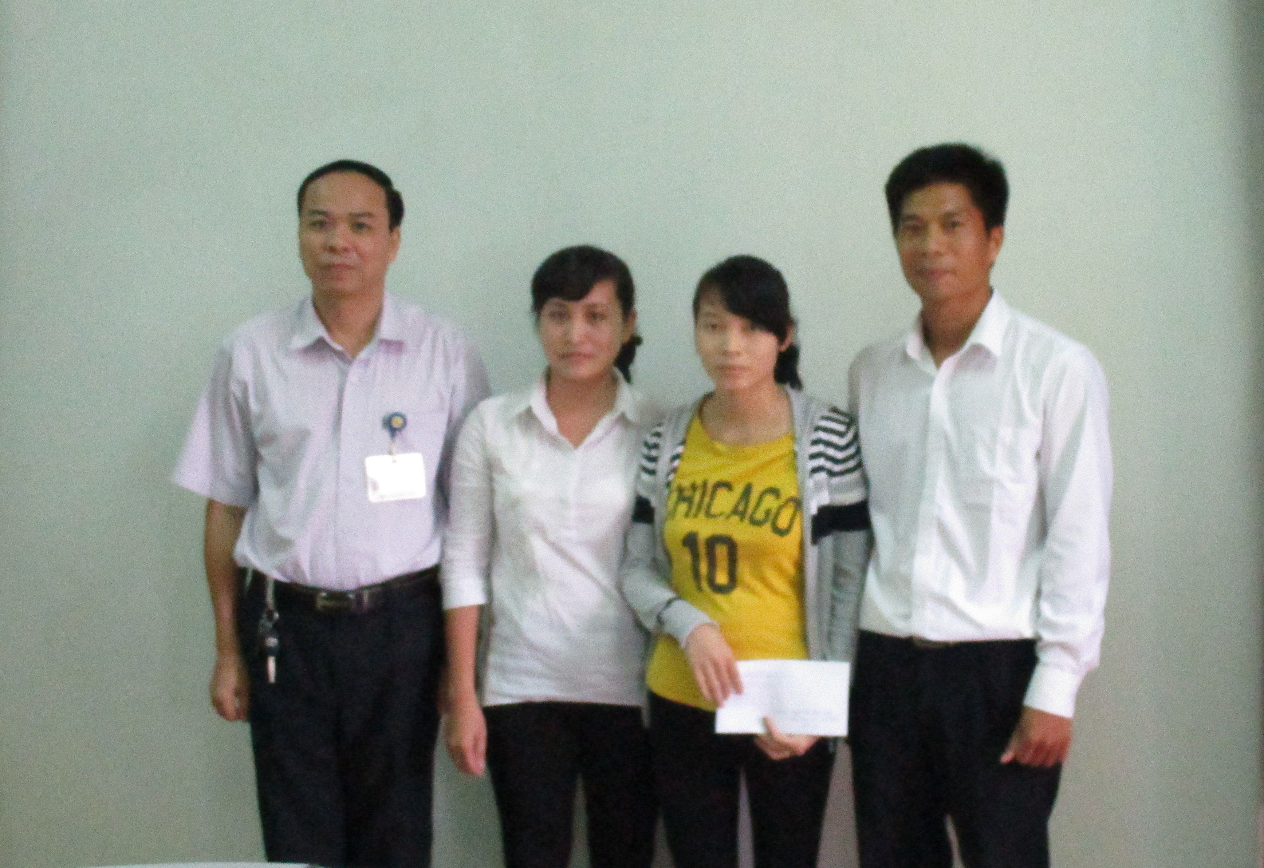 Hội chữ thập đỏ cơ sở Cục Thi hành án dân sự tỉnh Lào Cai  thăm và hỗ trợ cho sinh viên có hoàn cảnh đặc biệt  của trường trung cấp y tỉnh Lào Cai