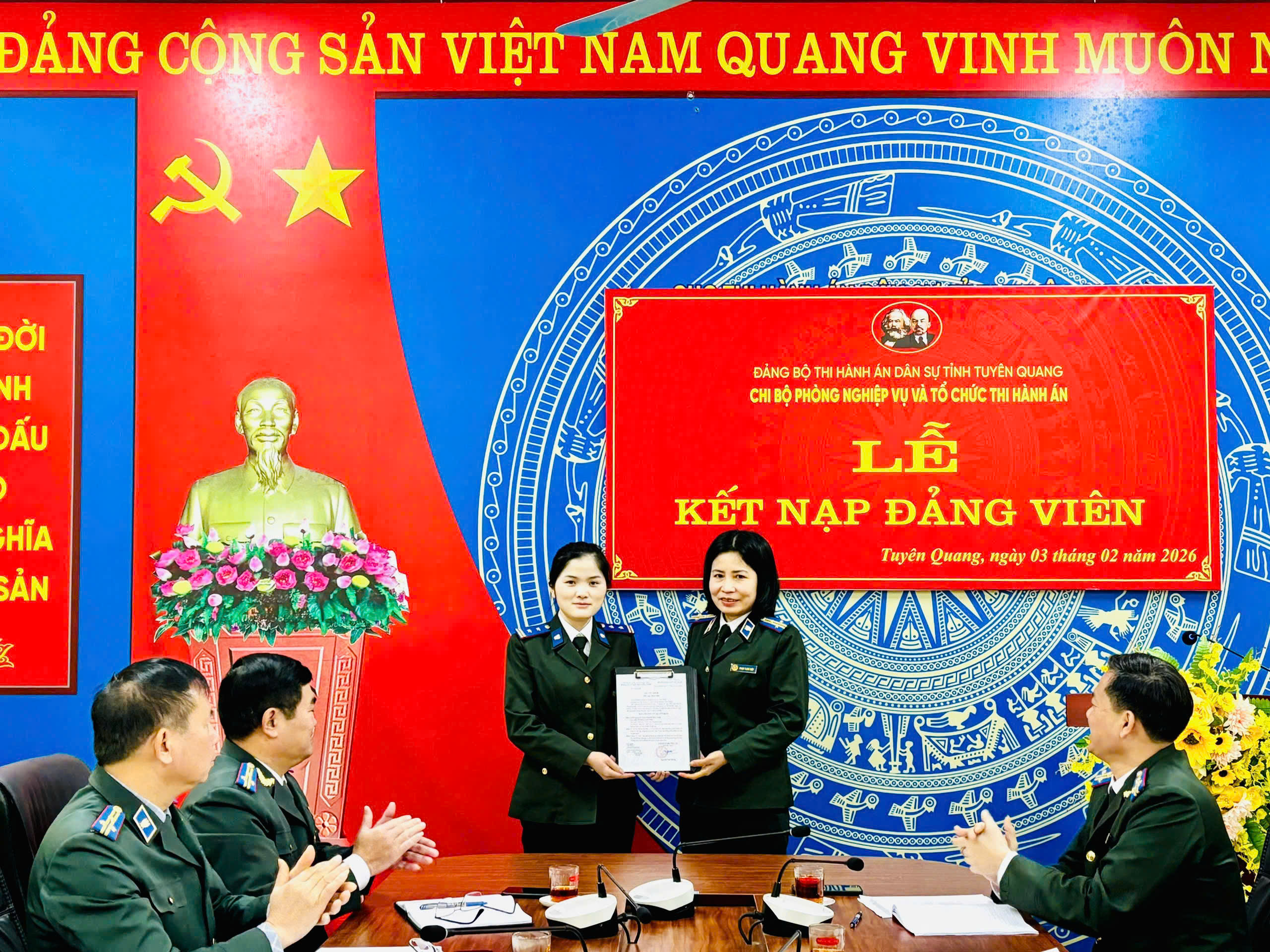 Chi bộ Phòng Nghiệp vụ và tổ chức thi hành án tổ chức kết nạp đảng viên mới.