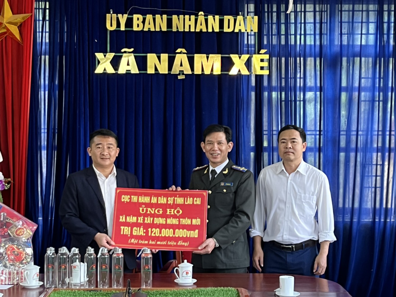 TẶNG QUÀ XÃ NÔNG THÔN MỚI