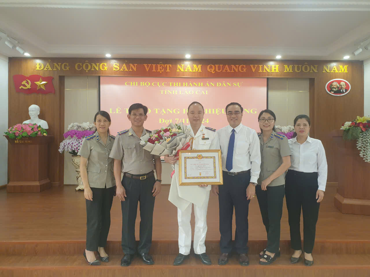 Chi bộ Cục Thi hành án dân sự tỉnh: Tổ chức Lễ trao tặng Huy hiệu Đảng cho Đảng viên