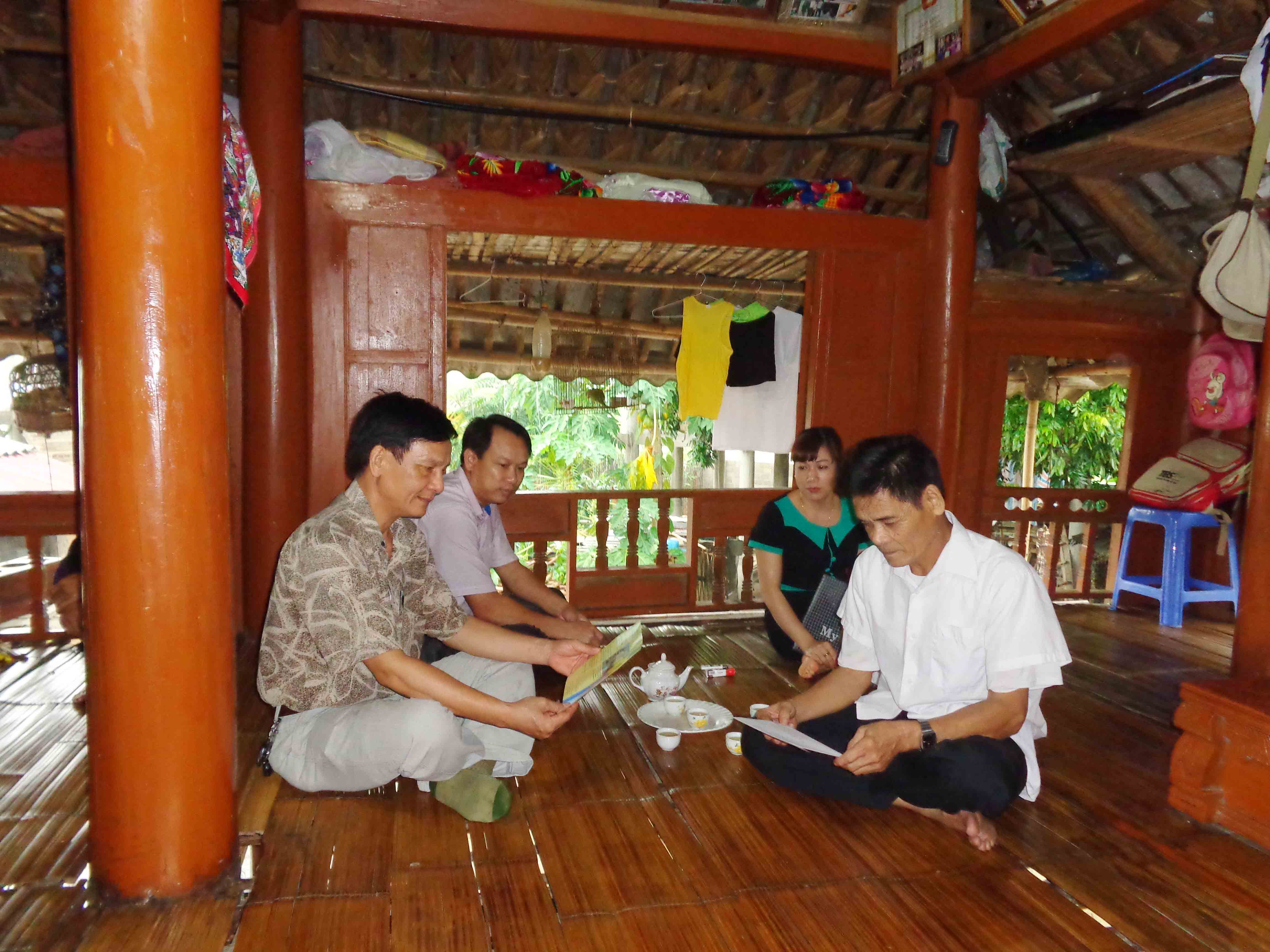 Cục Thi hành án dân sự tỉnh Tuyên Quang phát tờ rơi tuyên truyền một số điểm mới của Luật sửa đổi, bổ sung một số điều của Luật Thi hành án dân sự.