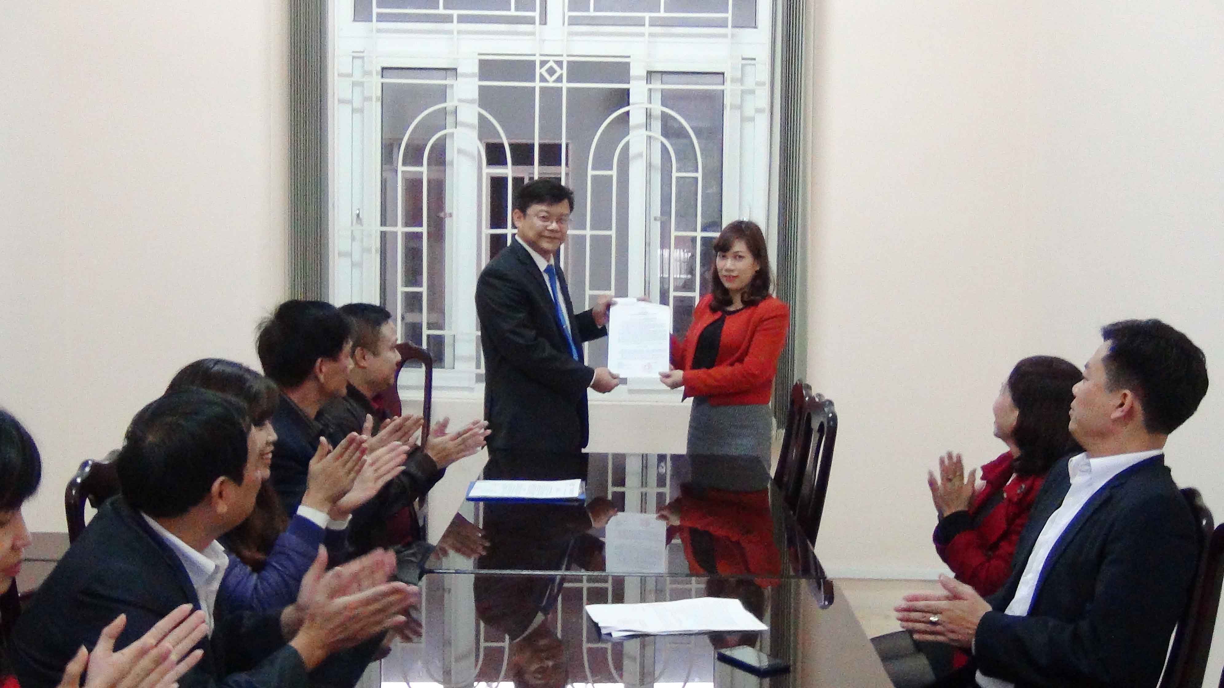 Công bố và trao quyết định bổ nhiệm công chức giữ chức vụ lãnh đạo Phòng Tổ chức cán bộ