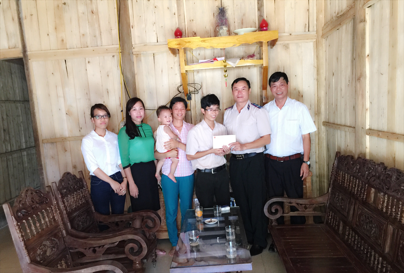 Cục Thi hành án dân sự tỉnh Lào Cai thăm và tặng quà ủng hộ  công chức, người lao động bị ảnh hưởng hoàn lưu bão số 2