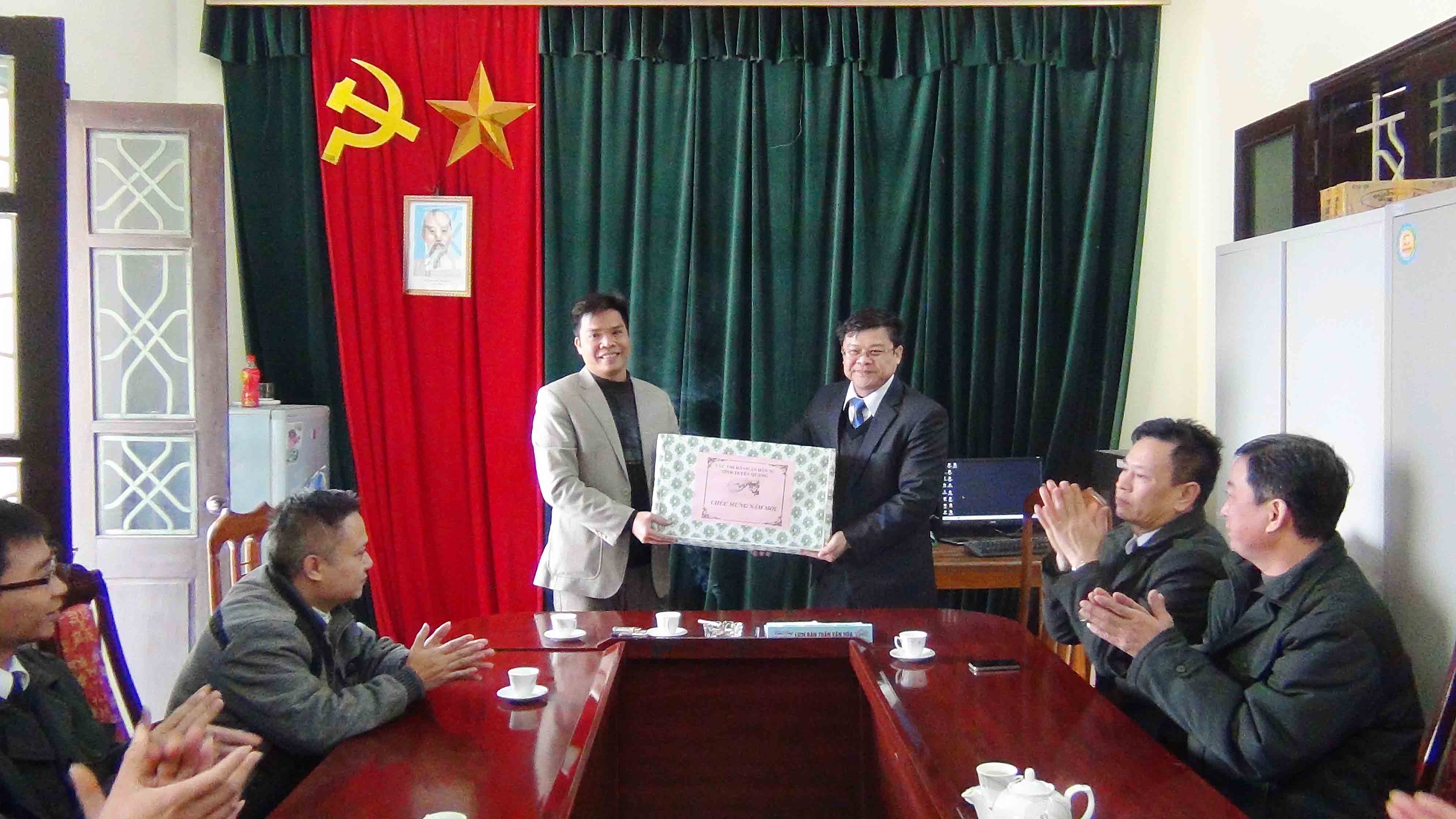 Đoàn công tác của Cục Thi hành án dân sự tỉnh thăm, làm việc và chúc tết lãnh đạo, công chức, người lao động các Chi cục thi hành án dân sự huyện, thành phố.