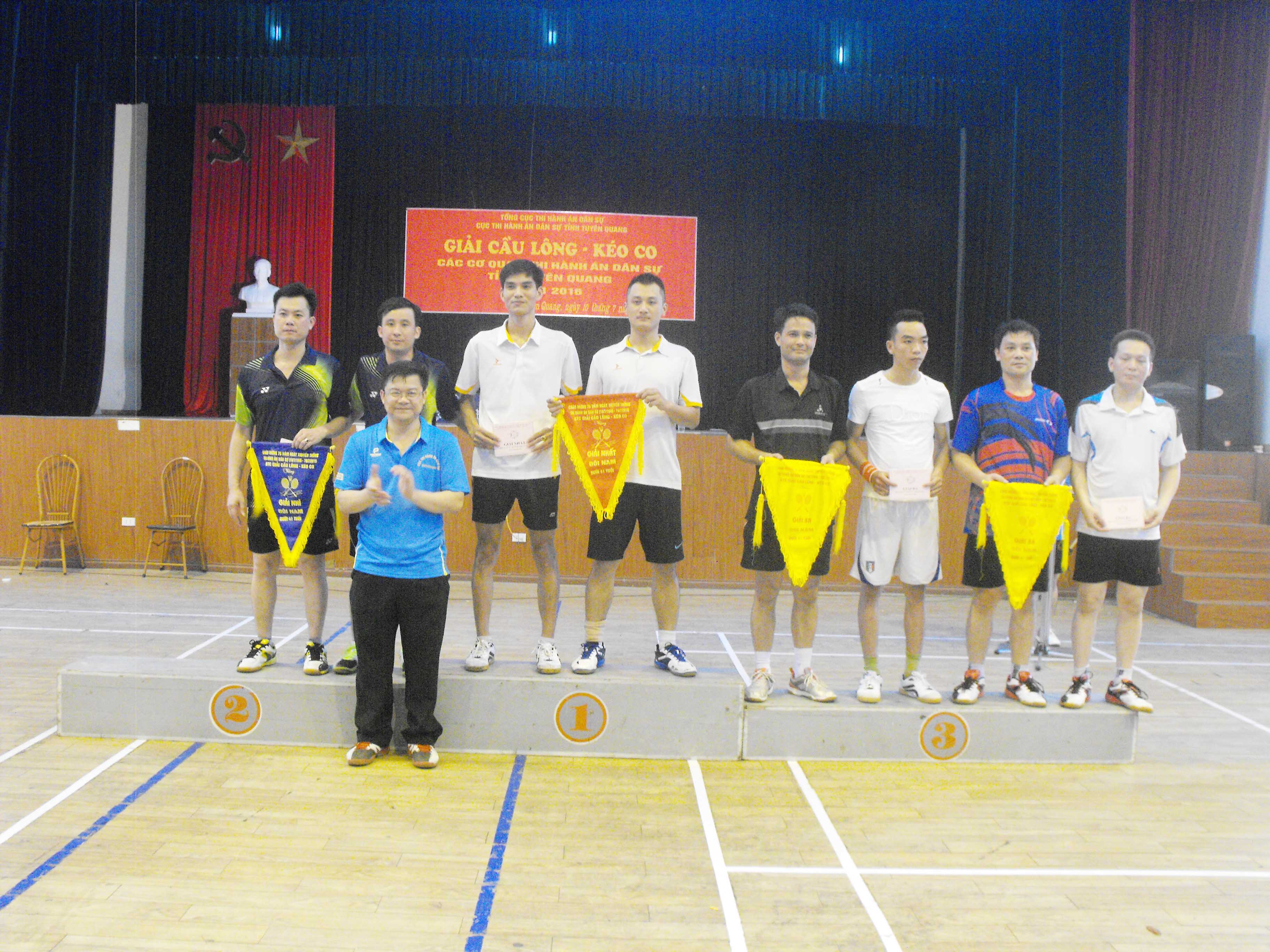 Chào mừng kỷ niệm 70 năm ngày truyền thống ngành Thi hành án dân sự (19/7/2046-19/7/2016): Cục THADS tỉnh Tuyên Quang tổ chức Giải Cầu Lông - Kéo co.