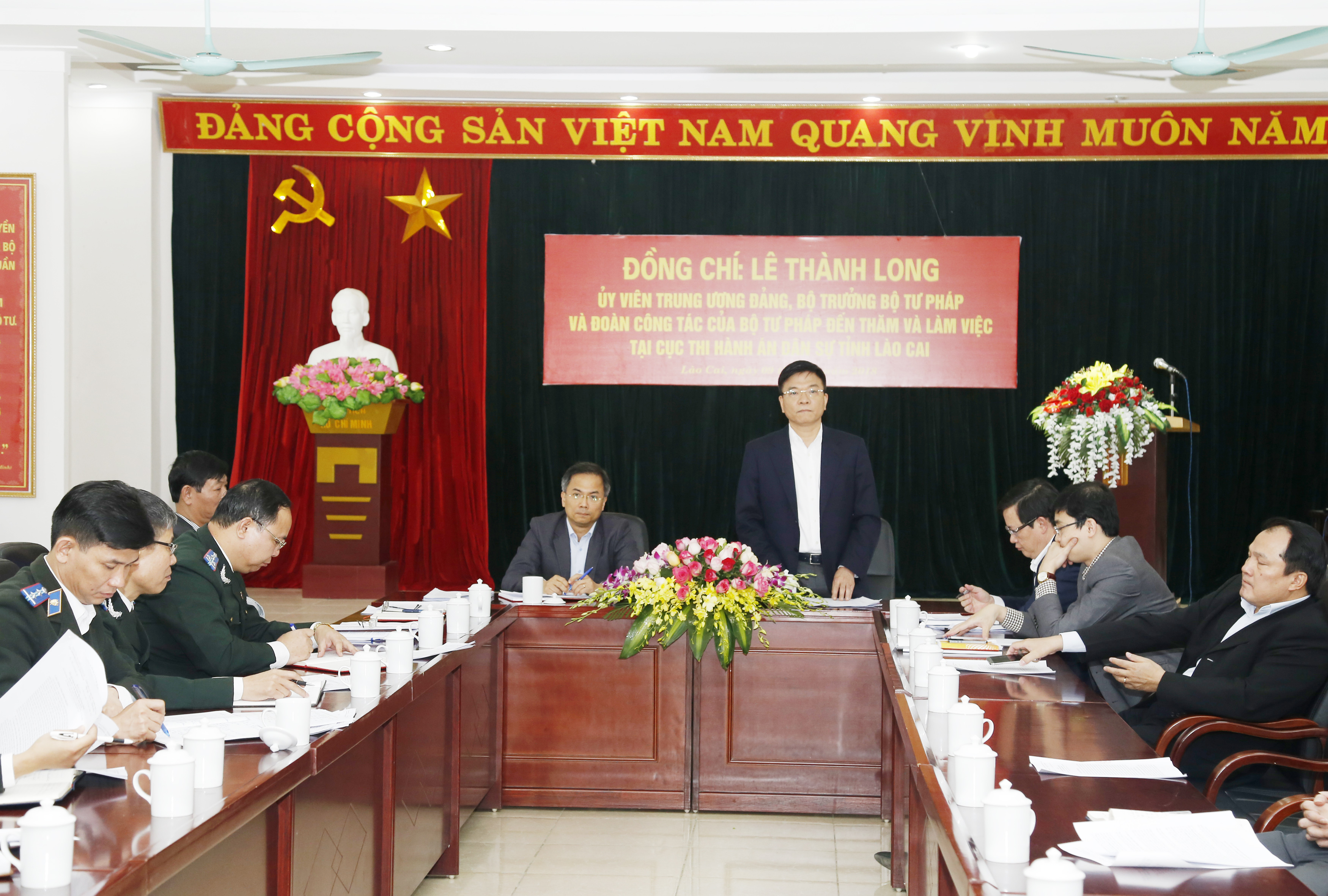 Bộ trưởng Lê Thành Long và Đoàn công tác của Bộ Tư pháp  thăm và làm việc tại Cục THADS tỉnh Lào Cai