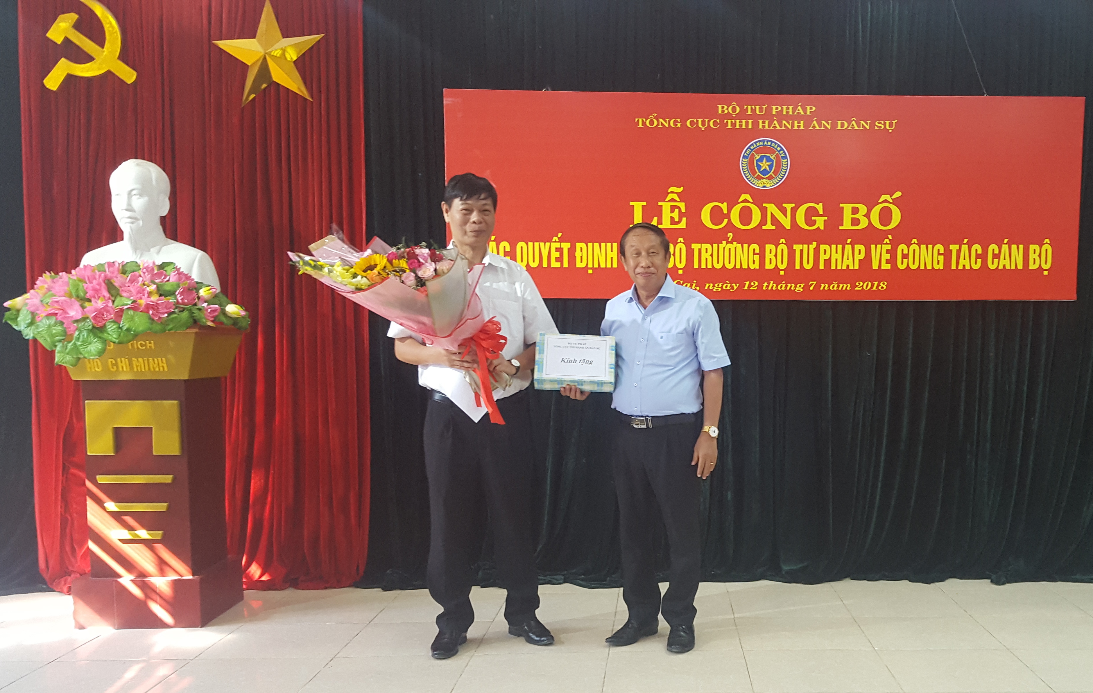 Trao quyết định về công tác cán bộ