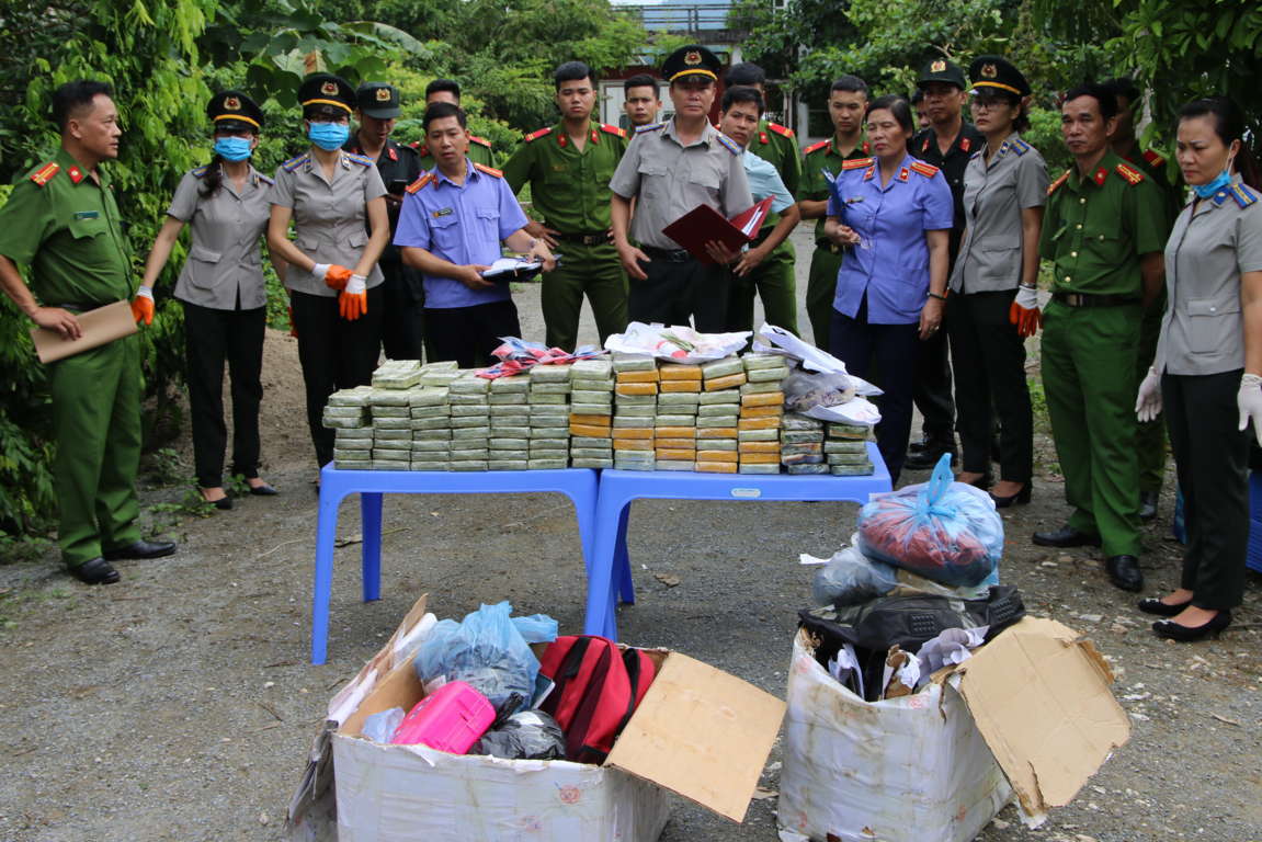 Cục Thi hành án dân sự tỉnh Lào Cai tiêu hủy vật chứng trong một số vụ án hình sự