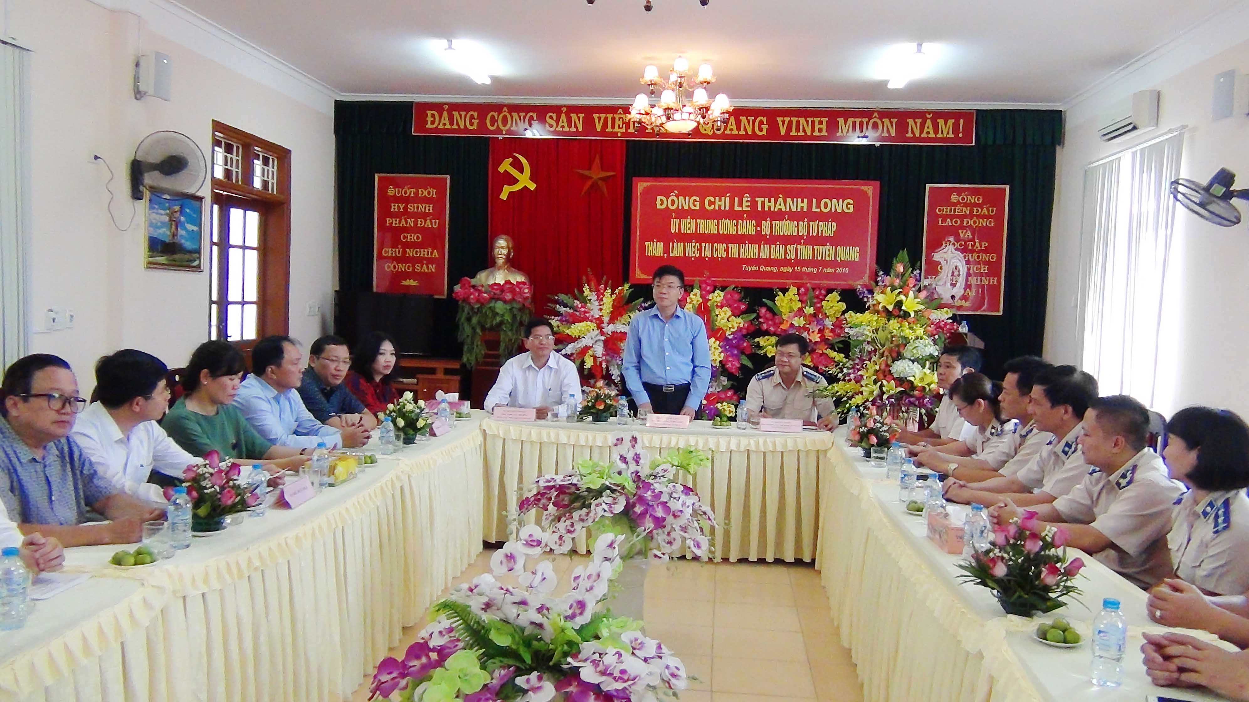 Nhân dịp Kỷ niệm 70 năm Ngày truyền thống ngành Thi hành án dân sự (19/7/2046-19/7/2016) Bộ trưởng Lê Thành Long thăm, làm việc với Cục THADS tỉnh Tuyên Quang và dâng hương, báo công, trồng cây lưu niệm tại Khu di tích cơ quan Bộ Tư pháp