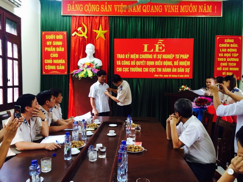 Trao Kỷ niệm chương "Vì sự nghiệp Tư pháp" và Quyết định điều động bổ nhiệm lãnh đạo Chi cục THADS huyện Hàm Yên