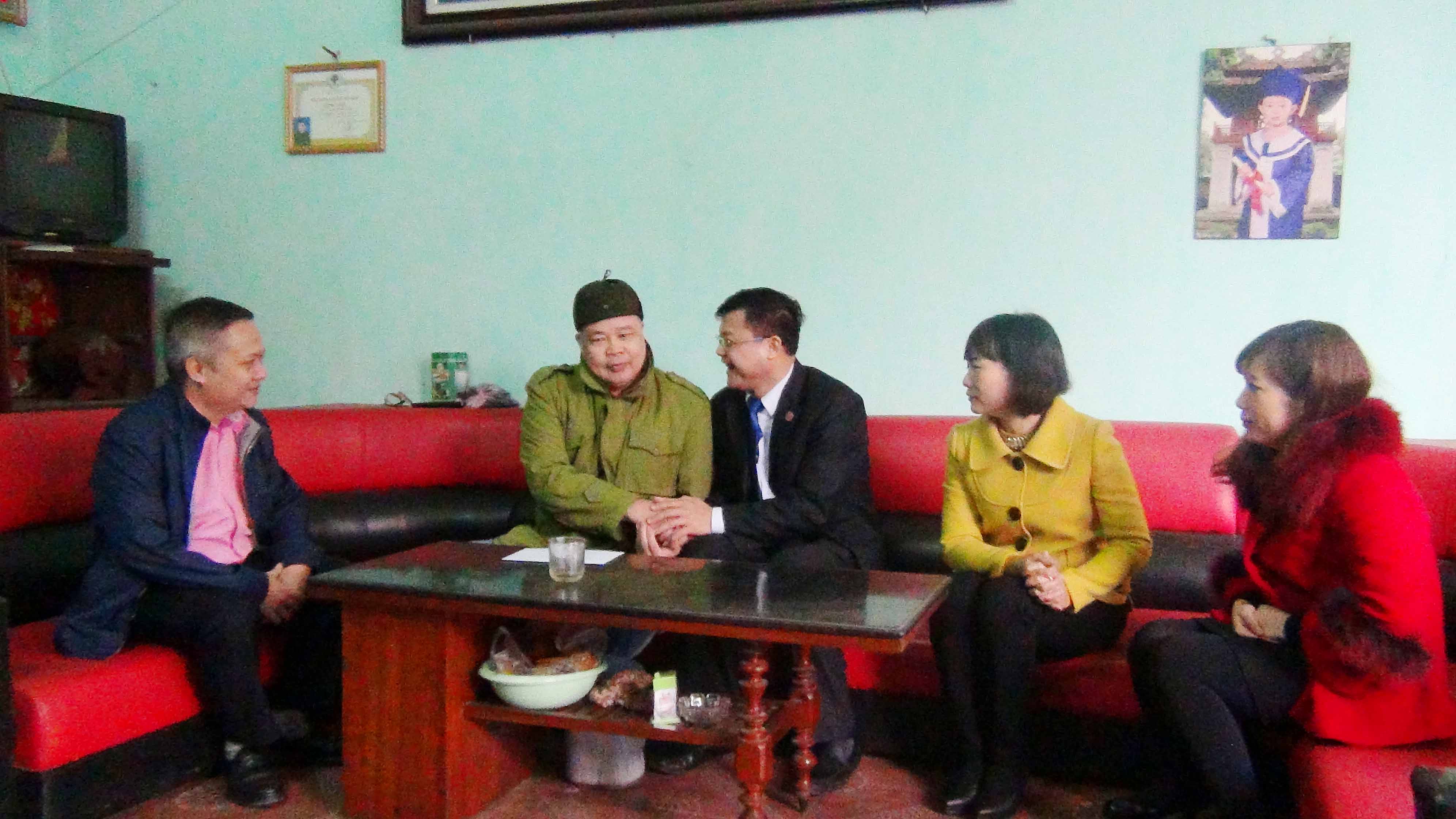 Cục Thi hành án dân sự thăm, chúc Tết các đồng chí nguyên là lãnh đạo, cán bộ, công chức đã nghỉ hưu qua các thời kỳ.