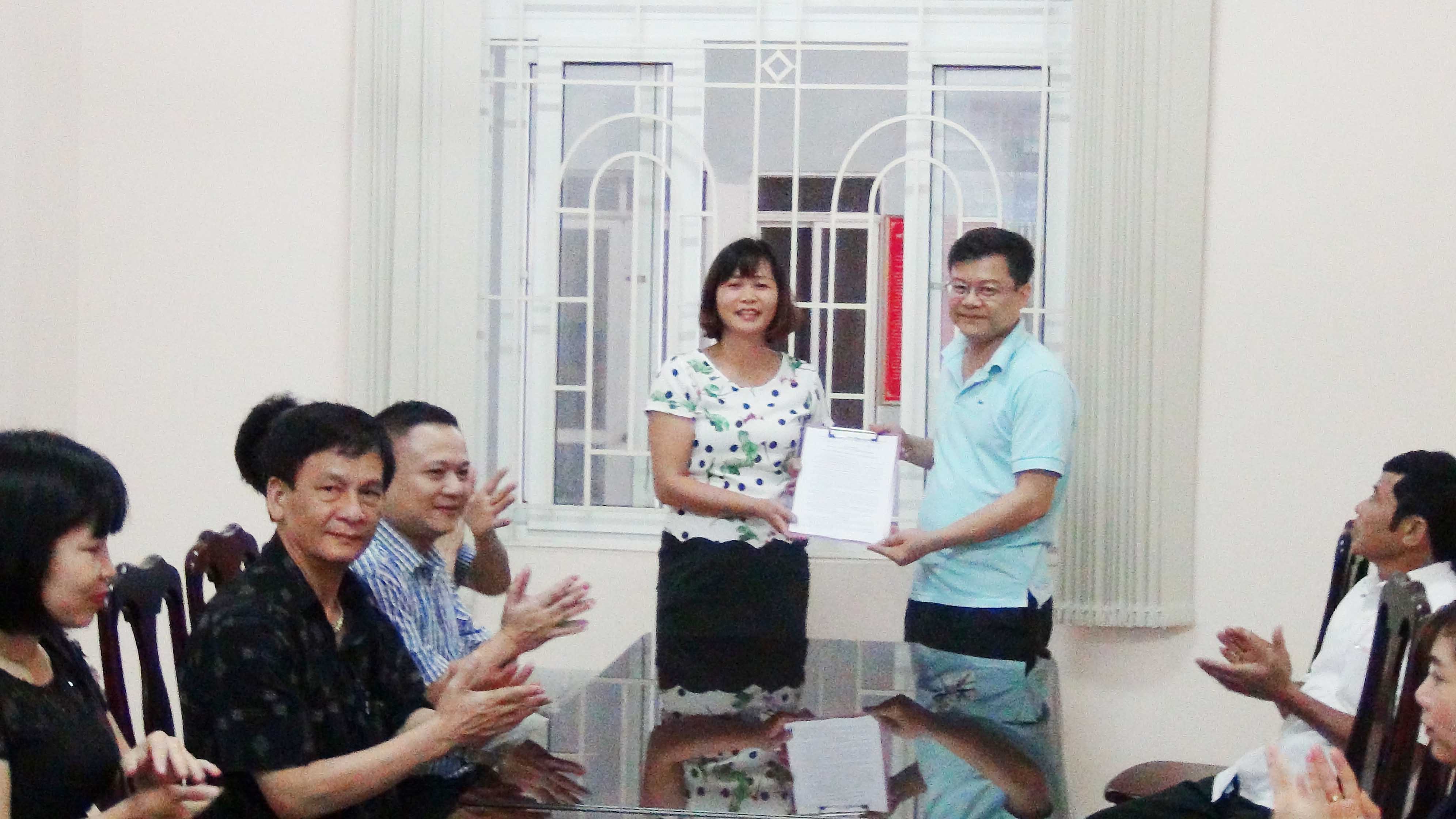 Trao Quyết định bổ nhiệm Thẩm tra viên thi hành án dân sự