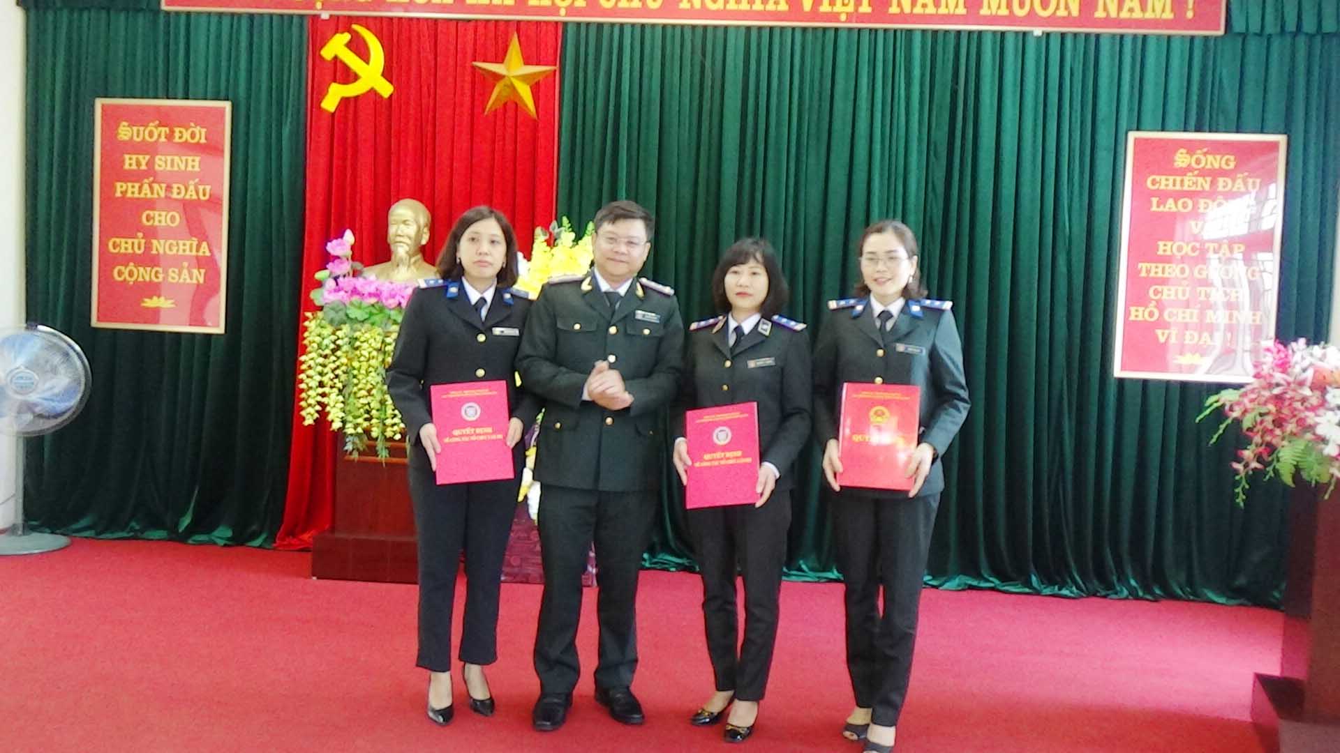 Trao quyết định bổ nhiệm lại công chức giữ chức vụ Trưởng Phòng Tổ chức cán bộ