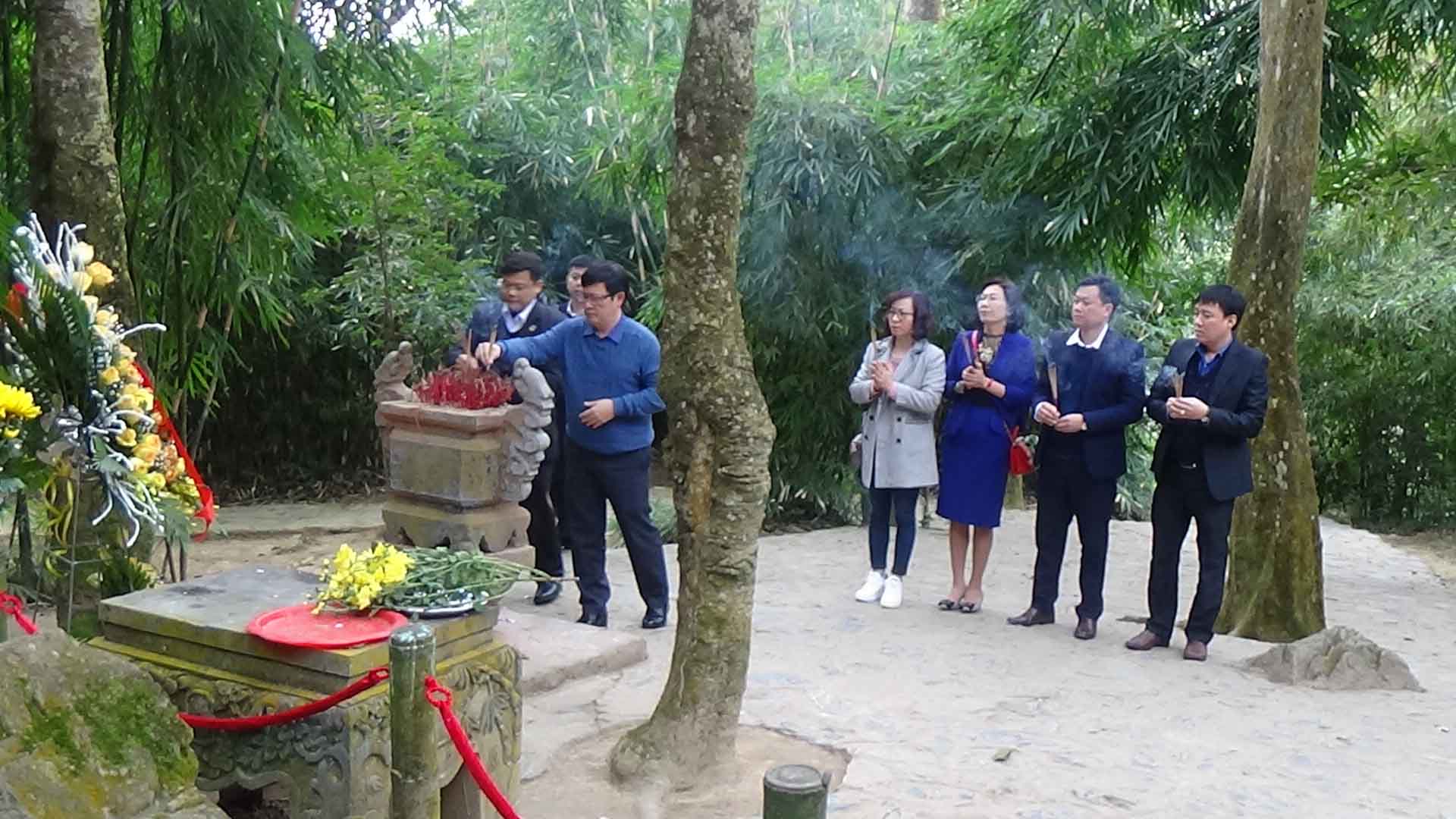 Tổng Cục trưởng Tổng Cục thi hành án dân sự và Cục Thi hành án dân sự tỉnh Tuyên Quang dâng hương tại Khu di tích lịch sử Bộ Tư pháp tại Thôn Mới, xã Minh Thanh và Khu di tích lịch sử đặc biệt Tân Trào, xã Tân Trào, huyện Sơn Dương