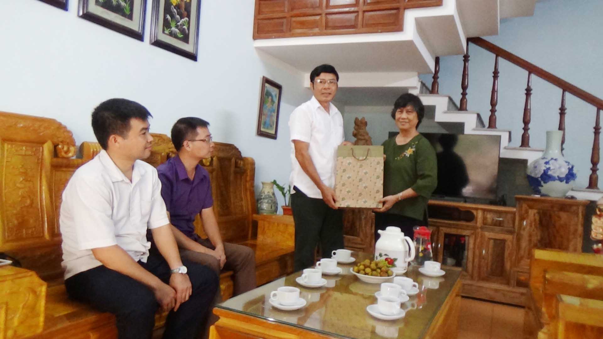 Thăm và tặng quà các gia đình liệt sĩ, thương binh nhân dịp kỷ niệm 72 năm Ngày thương binh, liệt sĩ.