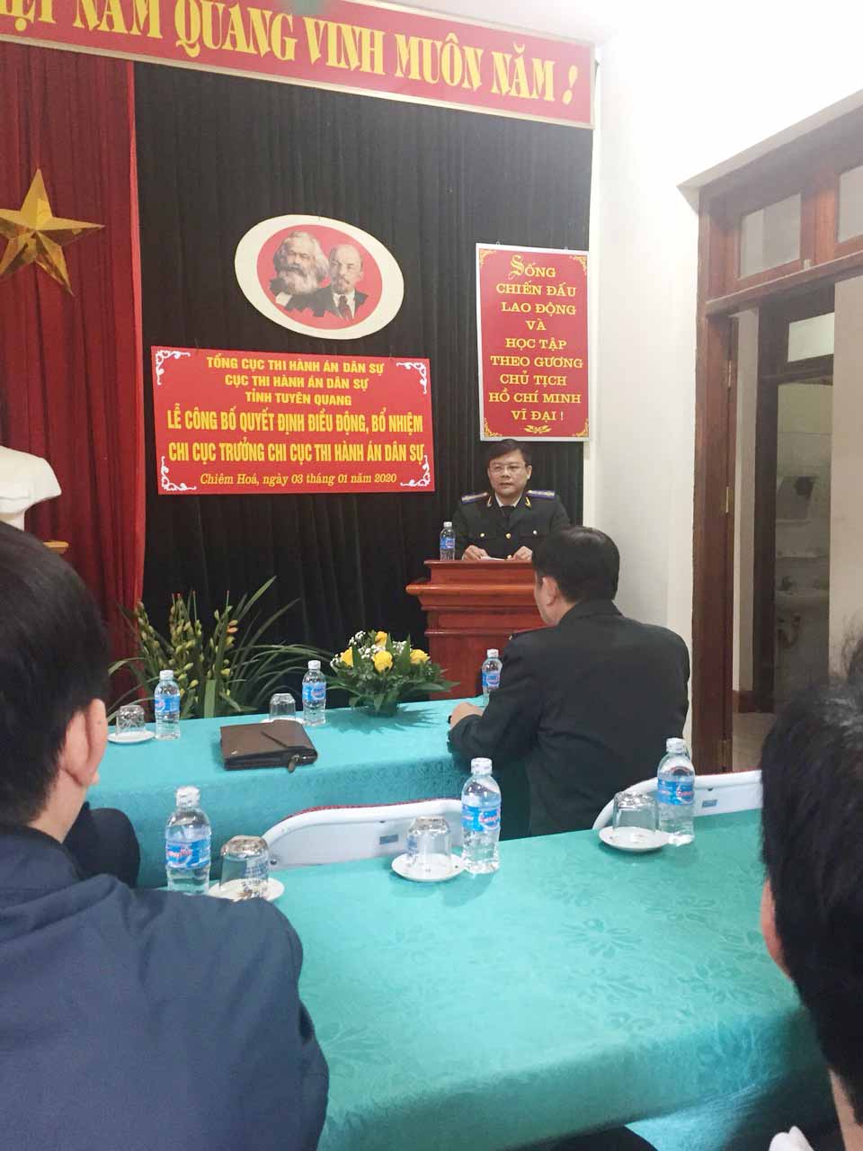 Công bố, trao quyết định điều động, bổ nhiệm công chức giữ chức vụ lãnh đạo Chi cục THADS cấp huyện