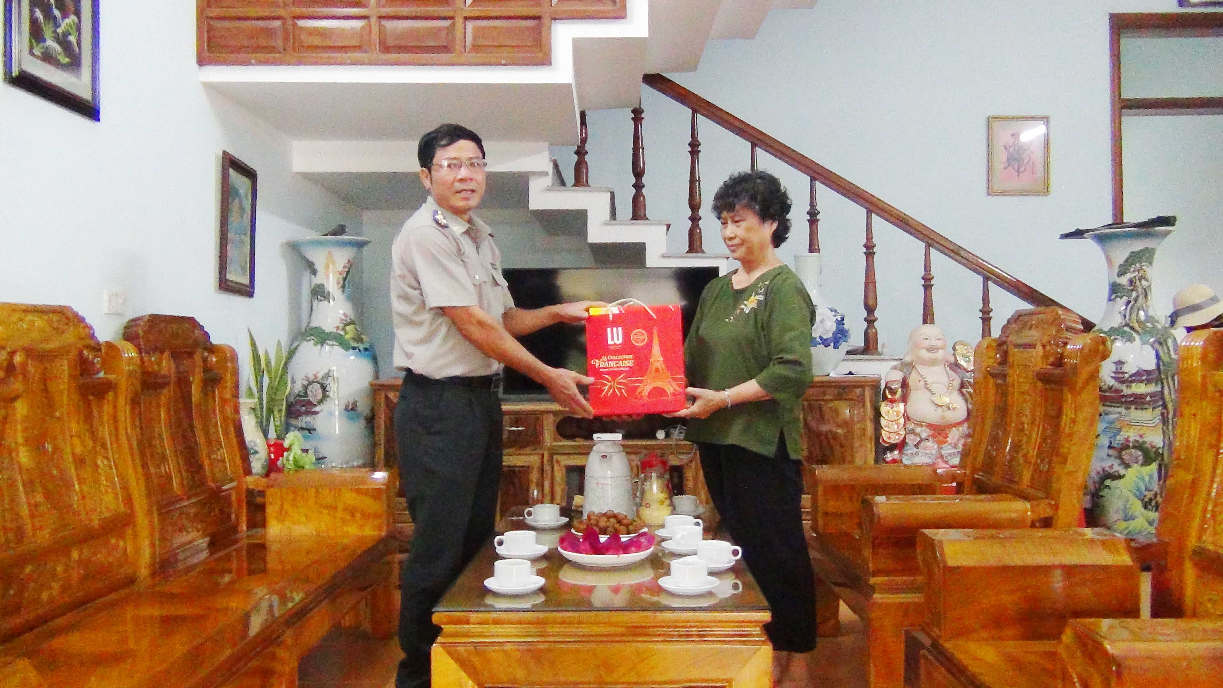 Cục THADS tỉnh thăm và tặng quà các gia đình liệt sỹ, thương binh