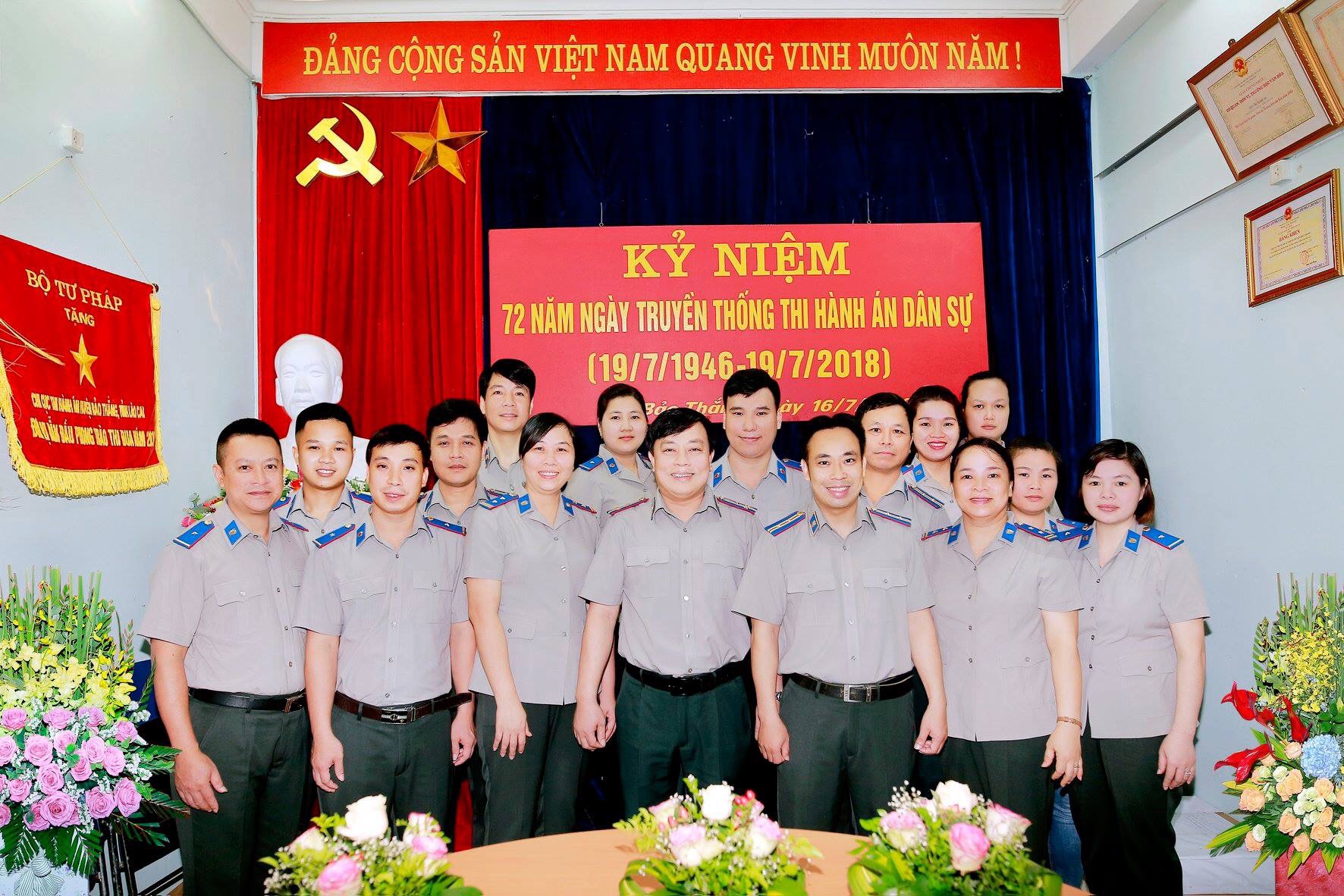 Cán bộ công chức, người lao động Chi cục Thi hành án dân sự  huyện Bảo Thắng tự hào ôn lại chặng đường lịch sử  nhân dịp  kỷ niệm  72 năm Ngày truyền thống thi hành án dân sự