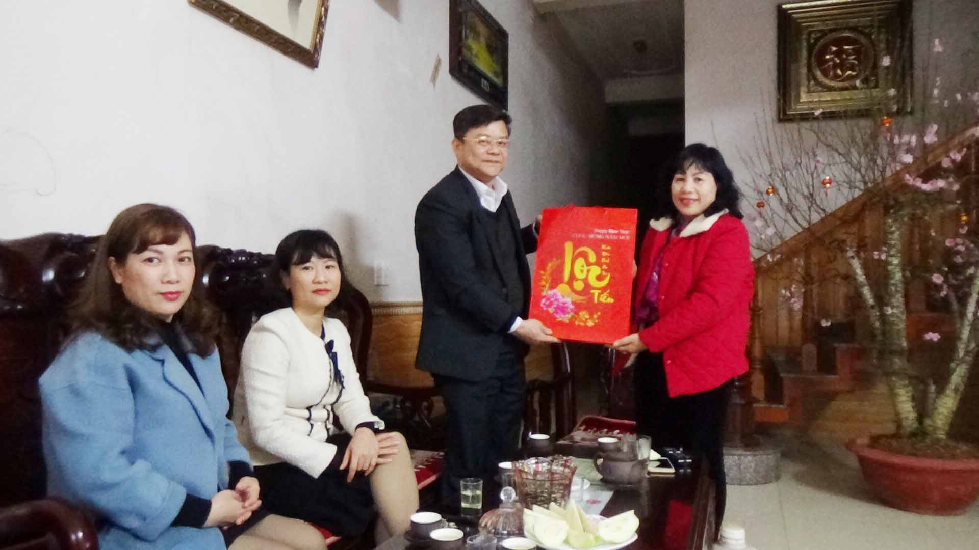 Thăm, chúc tết, tặng quà các gia đình chính sách; các đồng chí nguyên là lãnh đạo, cán bộ, công chức đã nghỉ hưu trong cơ quan Thi hành án dân sự tỉnh Tuyên Quang qua các thời kỳ .