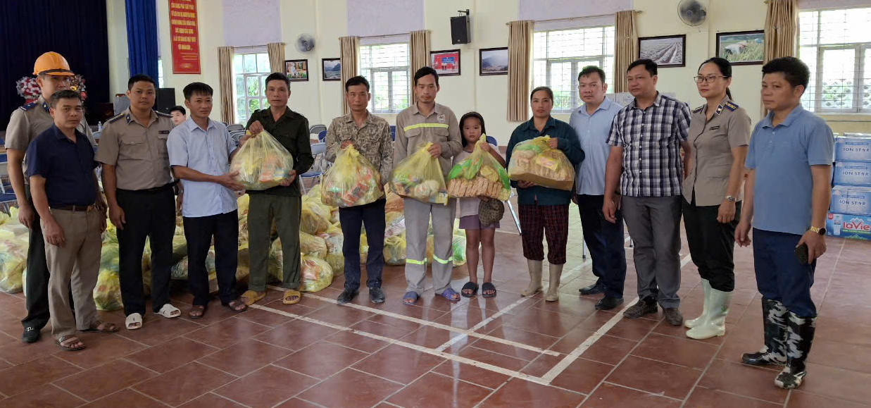 Chi cục Thi hành án dân sự huyện Bát Xát chung sức  hỗ trợ nhân dân khắc phục hậu quả cơn bão số 3