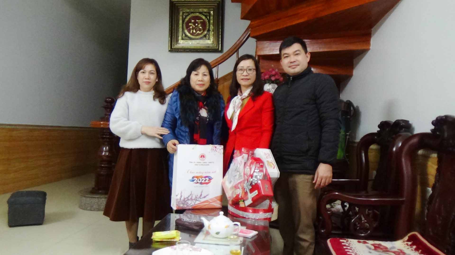 Thăm, chúc tết các gia đình chính sách, các đồng chí nguyên là lãnh đạo, cán bộ, công chức đã nghỉ hưu trong cơ quan Thi hành án dân sự tỉnh Tuyên Quang qua các thời kỳ .