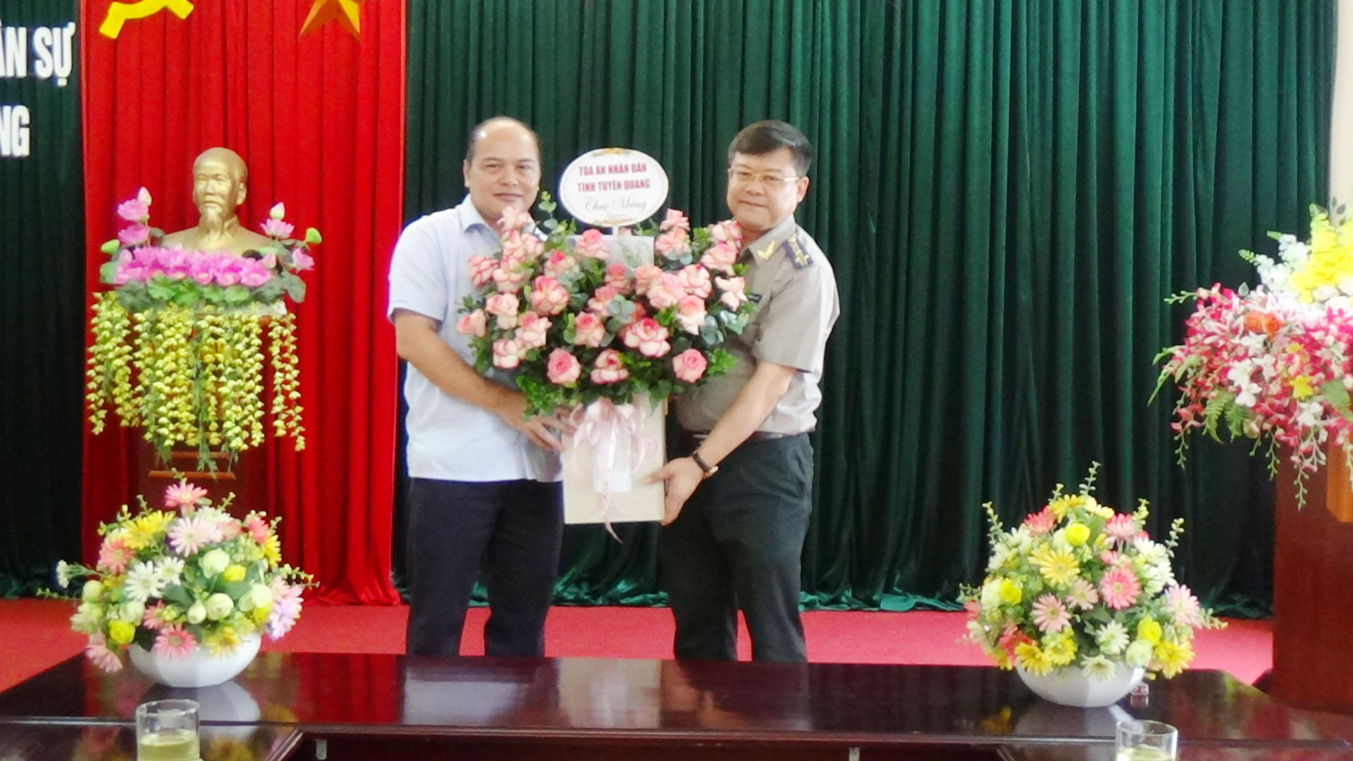 Lãnh đạo Tòa án nhân dân tỉnh chúc mừng Cục THADS tỉnh nhân kỷ niệm 76 năm Ngày truyền thống Thi hành án dân sự