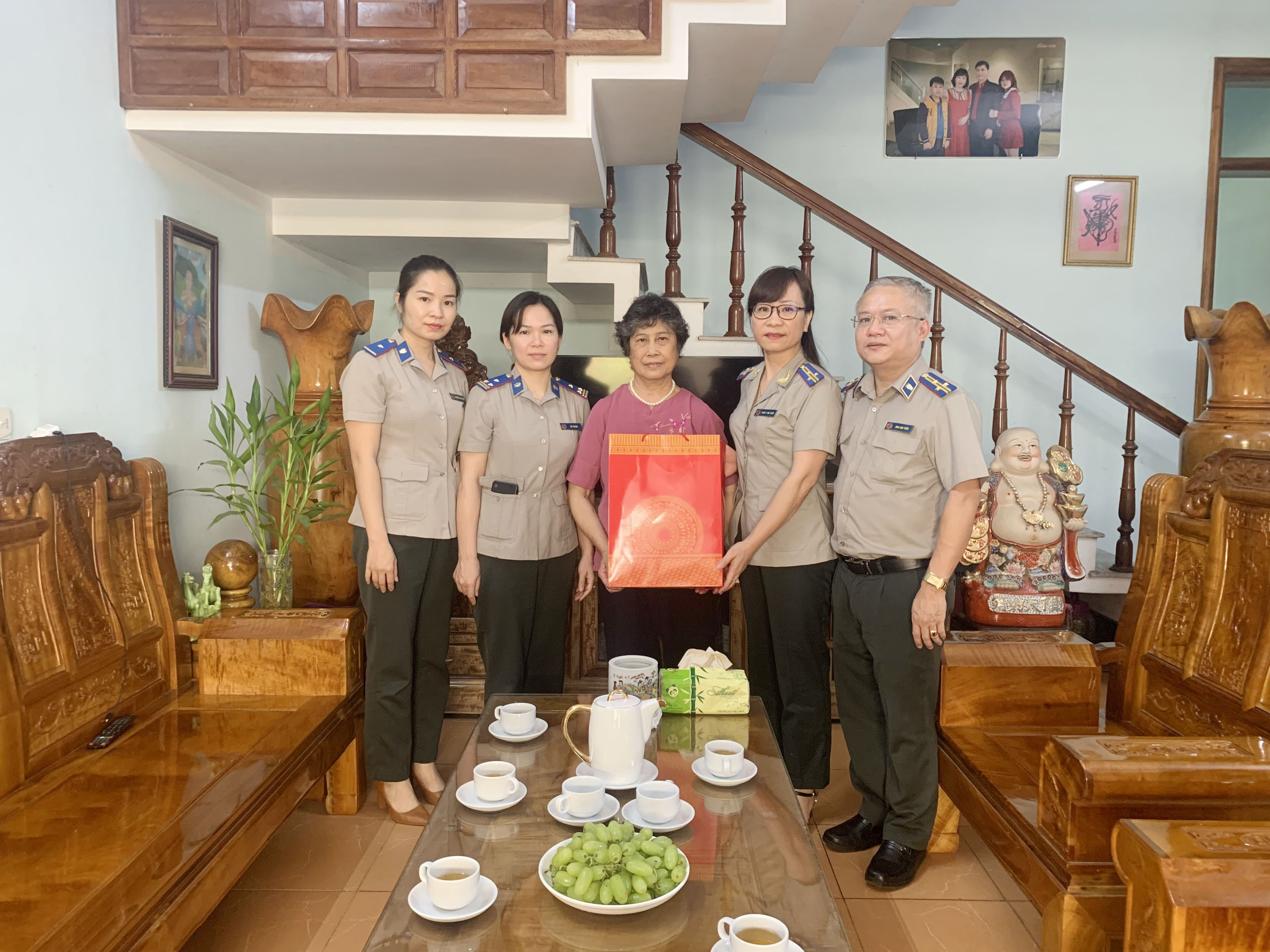 Cục Thi hành án dân sự tỉnh tổ chức thăm hỏi, tặng quà các gia đình chính sách nhân kỷ niệm 75 năm Ngày thương binh, liệt sĩ 27/7