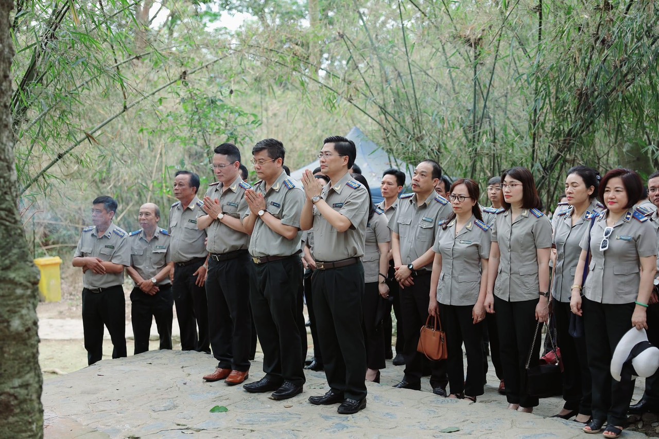 Cục THADS tỉnh Tuyên Quang, Cục THADS thành phố Hà Nội và Cục THADS thành phố Hồ Chí Minh dâng hương, báo công tại Khu di tích lịch sử Bộ Tư pháp và Khu di tích lịch sử quốc gia đặc biệt Tân Trào