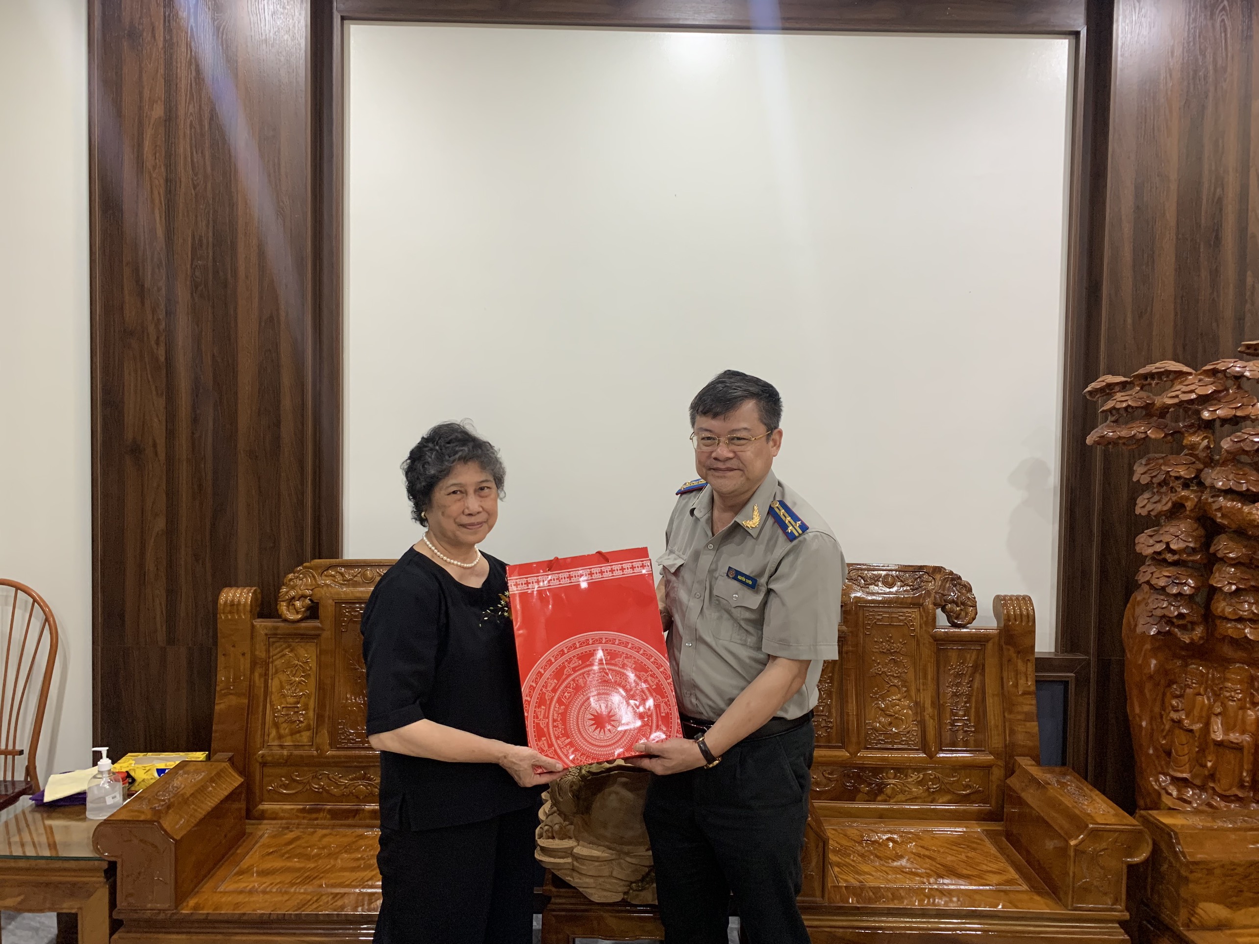 Cục THADS tỉnh thăm và tặng quà các gia đình chính sách nhân kỷ niệm 76 năm Ngày Thương binh - Liệt sĩ.