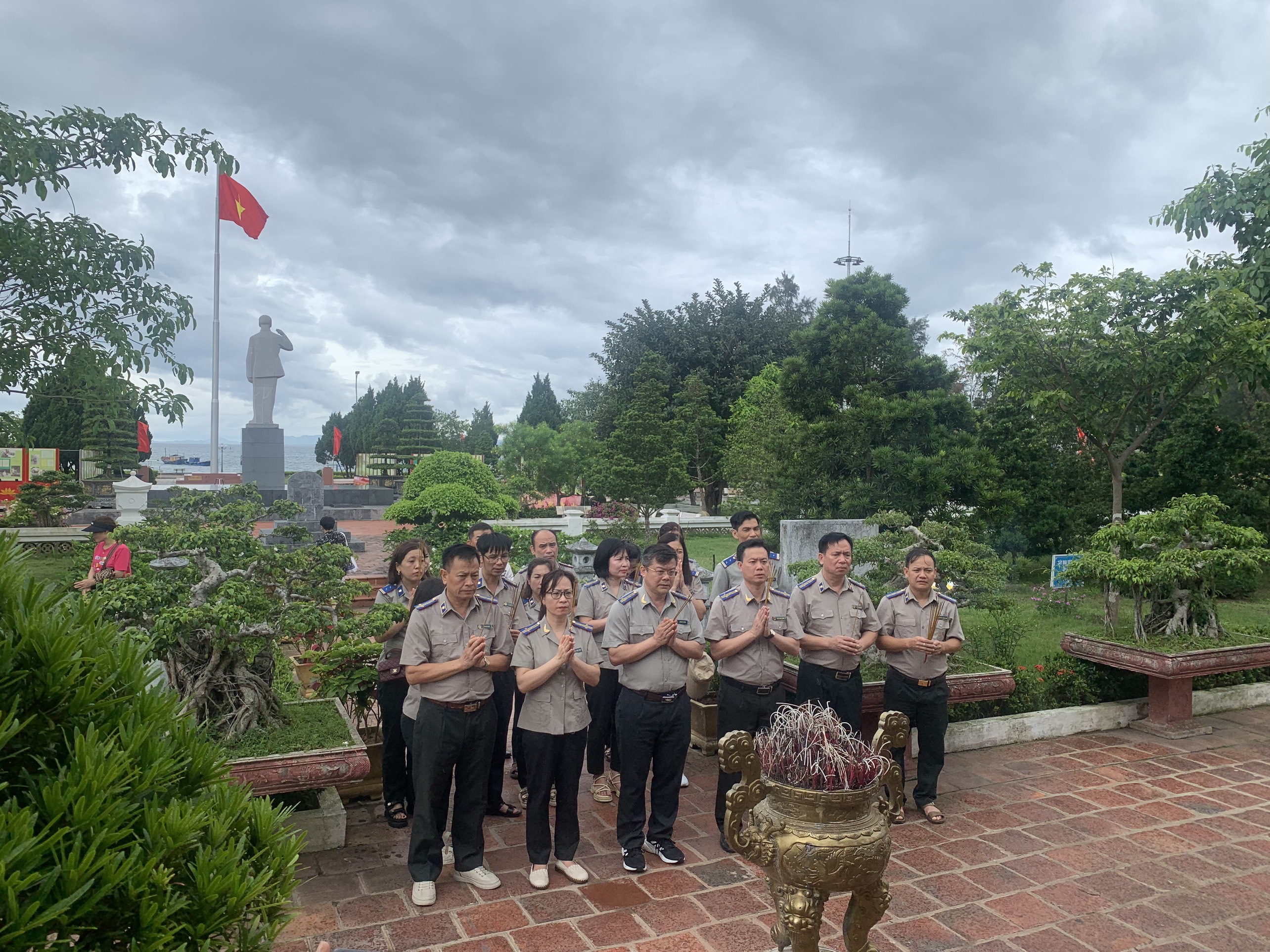 Công chức, người lao động Cục Thi hành án dân sự dâng hương  tại tượng đài Chủ tịch Hồ Chí Minh ở đảo Cô Tô, tỉnh Quảng Ninh
