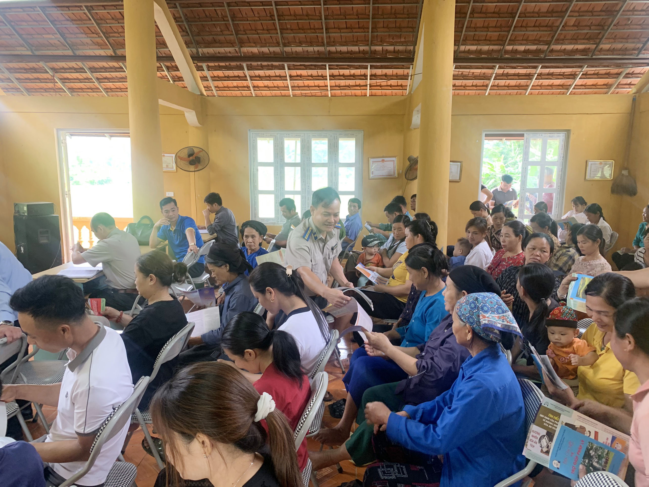 Cục Thi hành án dân sự thực hiện tuyên truyền, phổ biến pháp luật tại xã Côn Lôn, huyện Na Hang