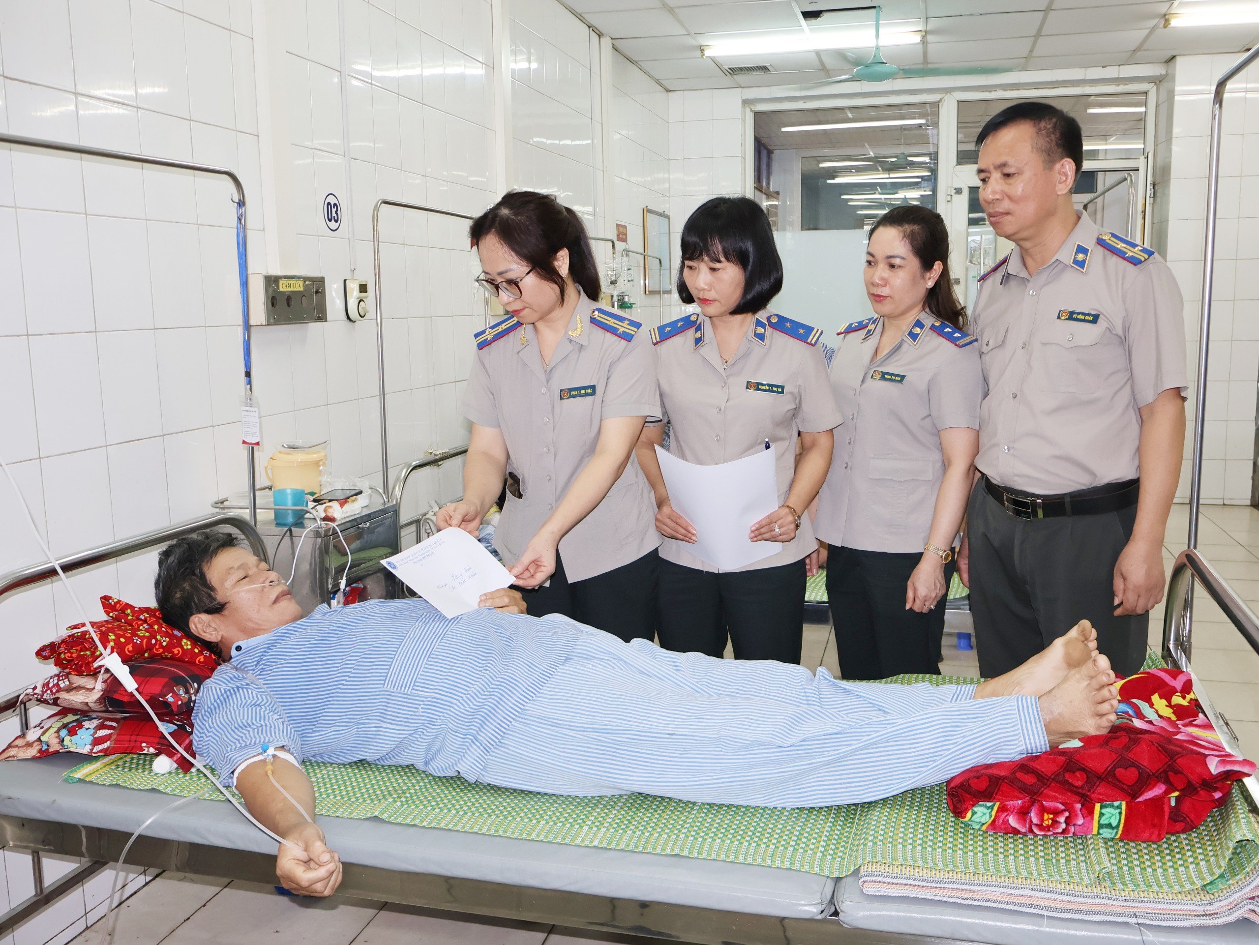 Cục THADS tỉnh Tuyên Quang tổ chức thăm hỏi, tặng quà cho các bệnh nhân có hoàn cảnh đặc biệt khó khăn đang điều trị bệnh tại Bệnh viện Đa khoa tỉnh Tuyên Quang