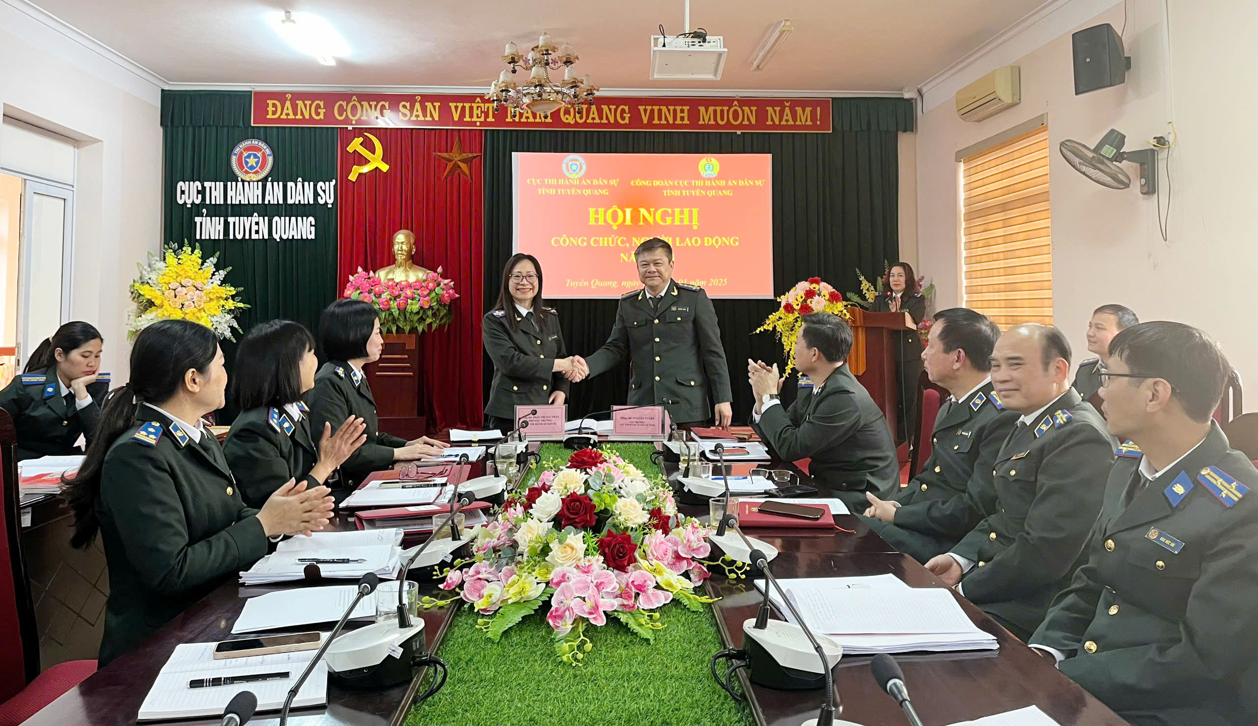 Hội nghị công chức, người lao động năm 2024, biểu dương điển hình tiên tiến trong công tác Công đoàn giai đoạn 2020 - 2025; thăm, tặng quà cán bộ đã nghỉ hưu qua các thời kỳ