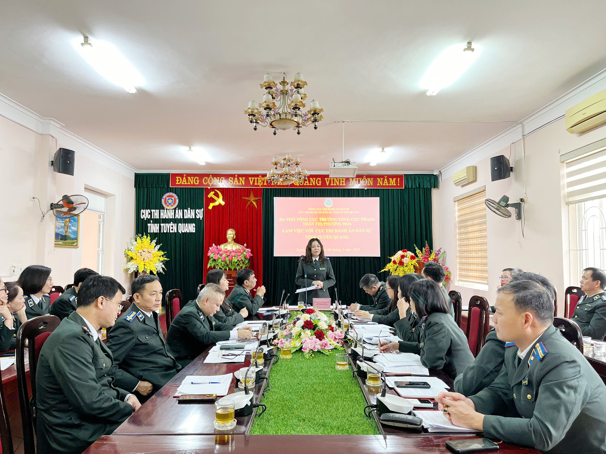 Phó Tổng cục trưởng Tổng cục THADS Trần Thị Phương Hoa làm việc với Cục THADS tỉnh Tuyên Quang