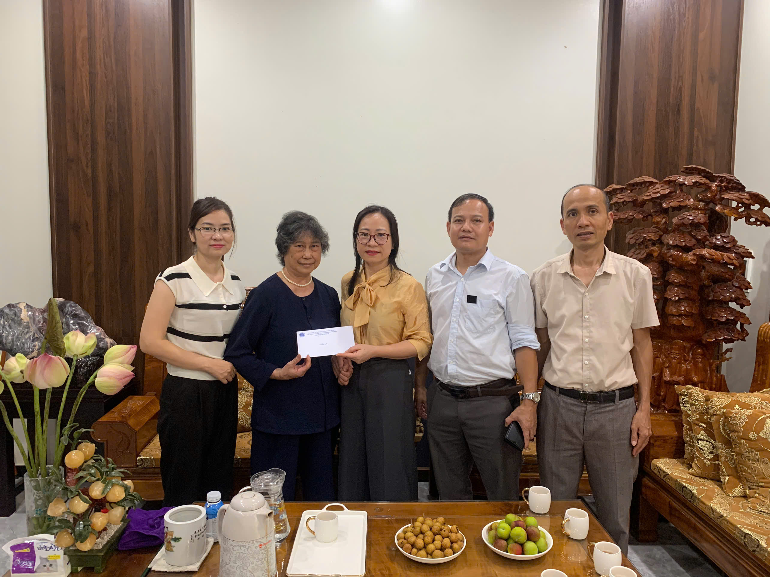 Thi hành án dân sự tỉnh Tuyên Quang thăm, tặng quà các gia đình chính sách nhân kỷ niệm 78 năm Ngày Thương binh, liệt sĩ (27/7/1947-27/7/2025)