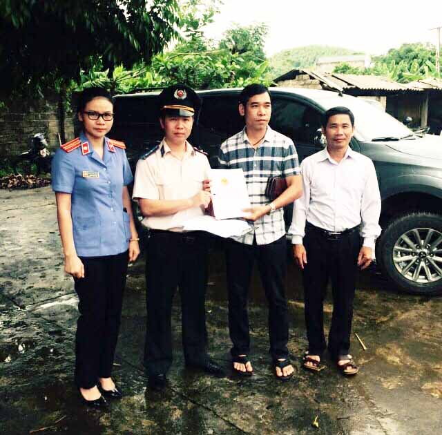 Chi cục Thi hành án dân sự Hàm Yên giao tài sản cho người mua tài sản trúng đấu giá.