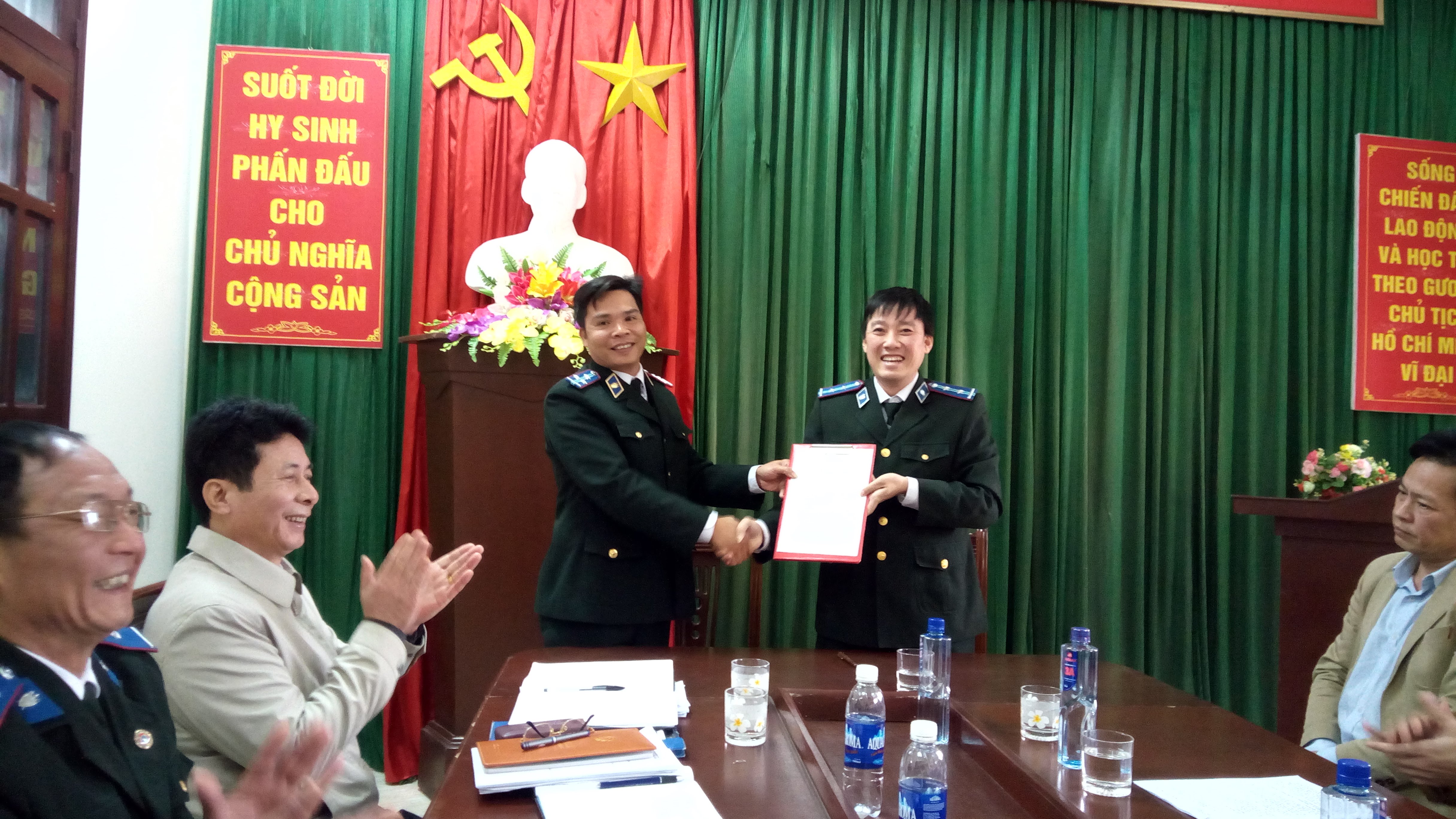 CHI CỤC THADS HUYỆN HÀM YÊN TRIỂN KHAI CÔNG TÁC NĂM 2018 VÀ KÝ GIAO ƯỚC THI ĐUA GIỮA LÃNH ĐẠO CHI CỤC VỚI LÃNH ĐẠO BCH CÔNG ĐOÀN