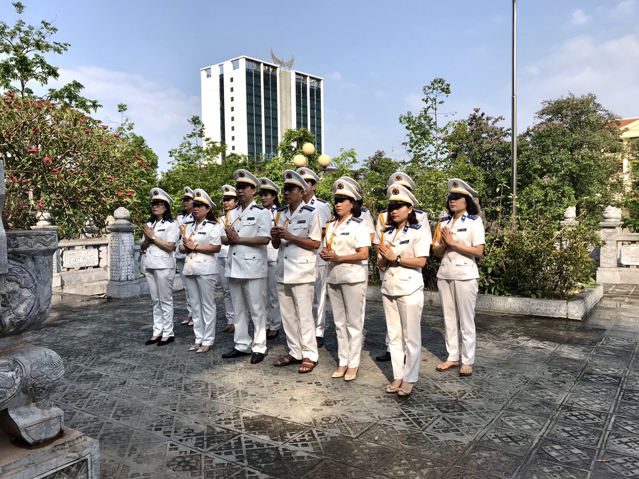 Chi cục Thi hành án dân sự thành phố Tuyên Quang Dâng hương tại Đền thờ Chủ tịch Hồ Chí Minh nhân dịp kỷ niệm 130 năm Ngày sinh của Người